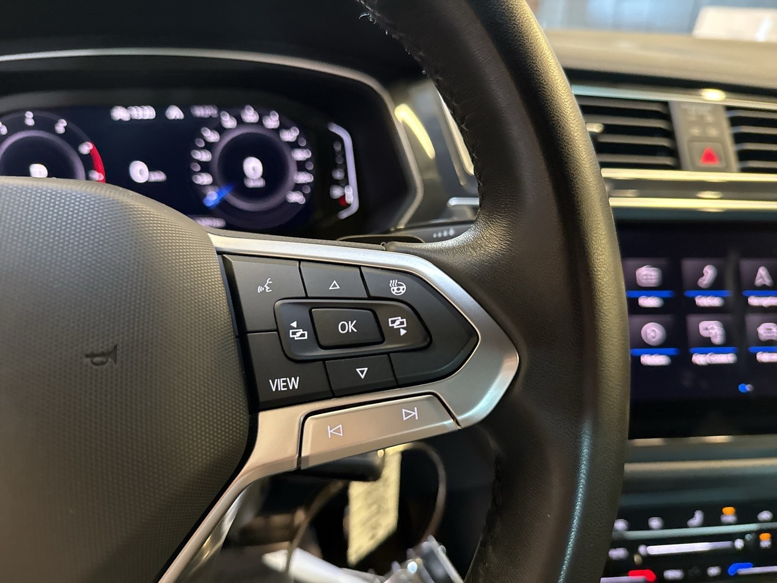 Volkswagen Tiguan 1.5 MOVE H.KARDON AHK KAMERA ALU18 ACC