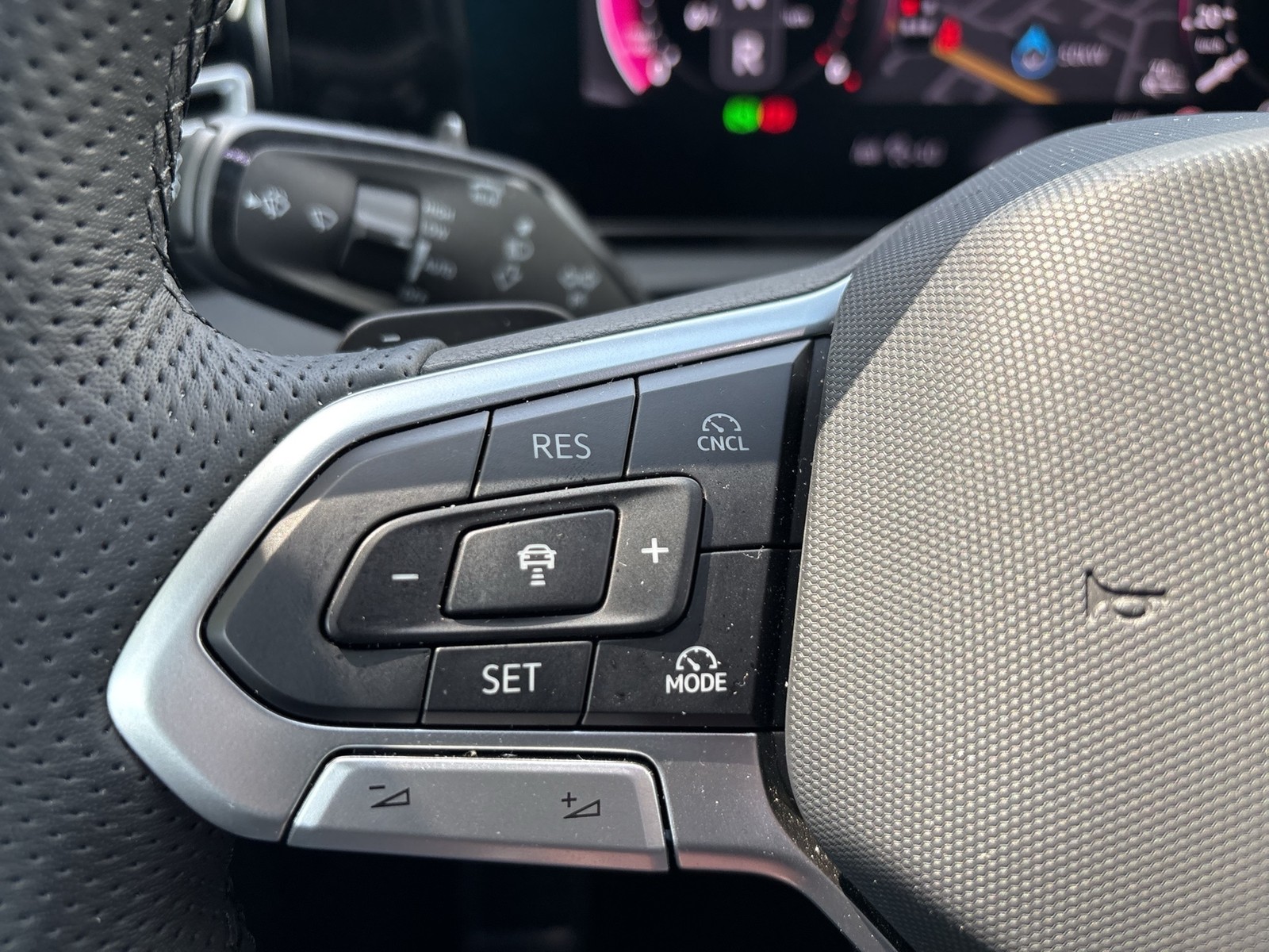 Volkswagen Tiguan 2.0 R-LINE 4MOTION DSG LEDER STANDHZG AHK
