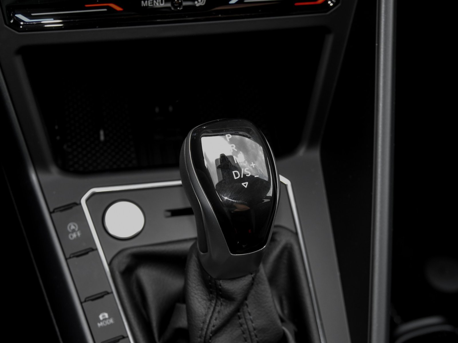 Volkswagen Taigo 1.5 R-LINE DSG BLACKSTYLE AHK CAM LM18