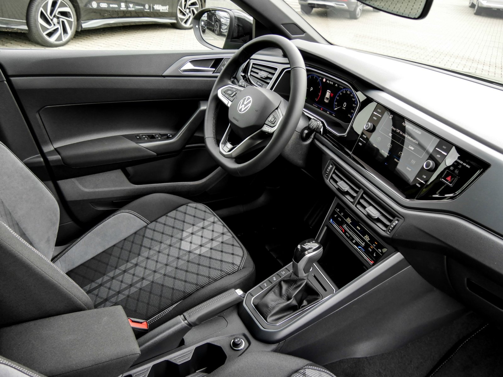 Volkswagen Taigo 1.5 R-LINE DSG BLACKSTYLE AHK CAM LM18