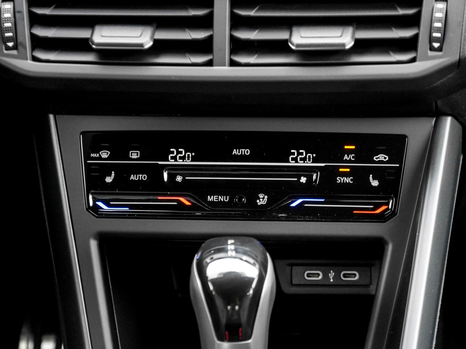 Volkswagen Taigo 1.5 R-LINE DSG BLACKSTYLE AHK CAM LM18