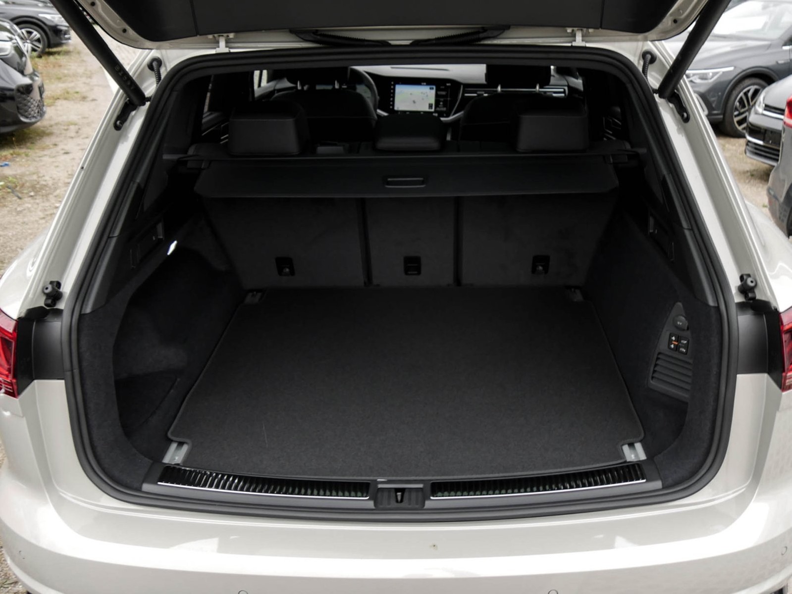 Volkswagen Touareg V6 R-LINE ALLRADLENKUNG NACHTSICHT PANO