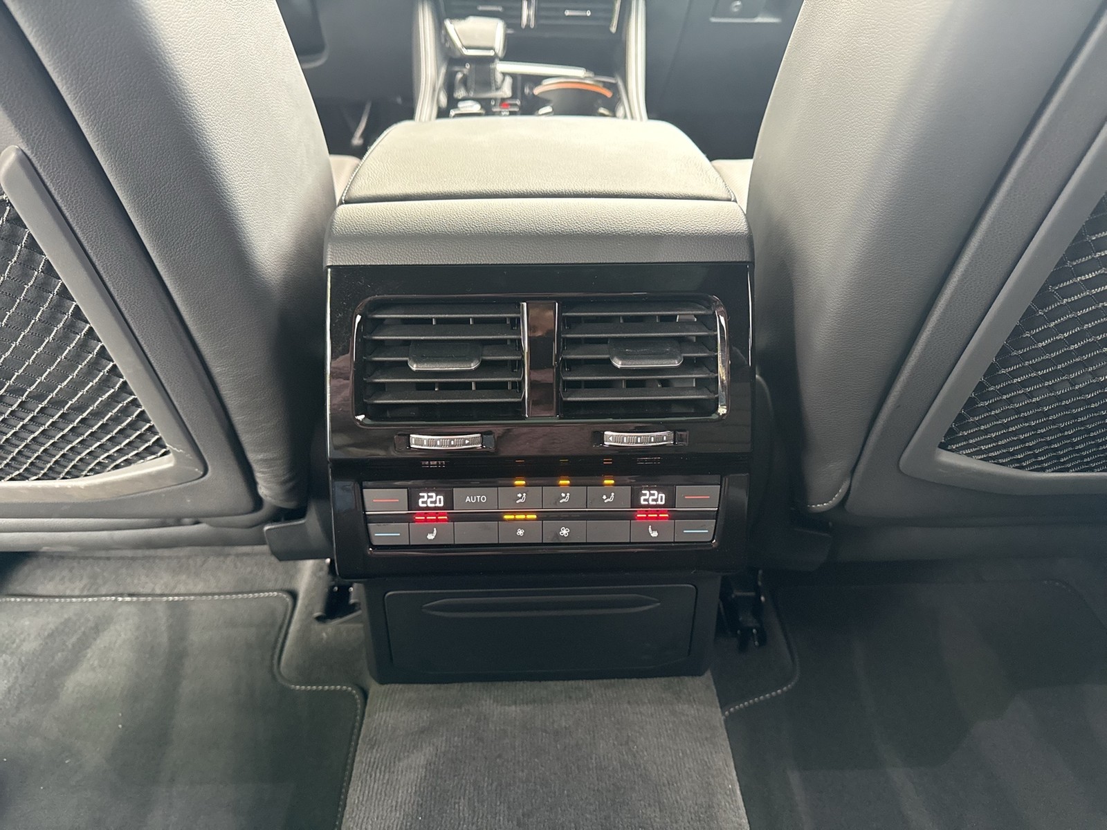 Volkswagen Touareg V6 3.0 TDI 4MOTION R-LINE ALLRADLENKUNG NACHTSICHT PANO