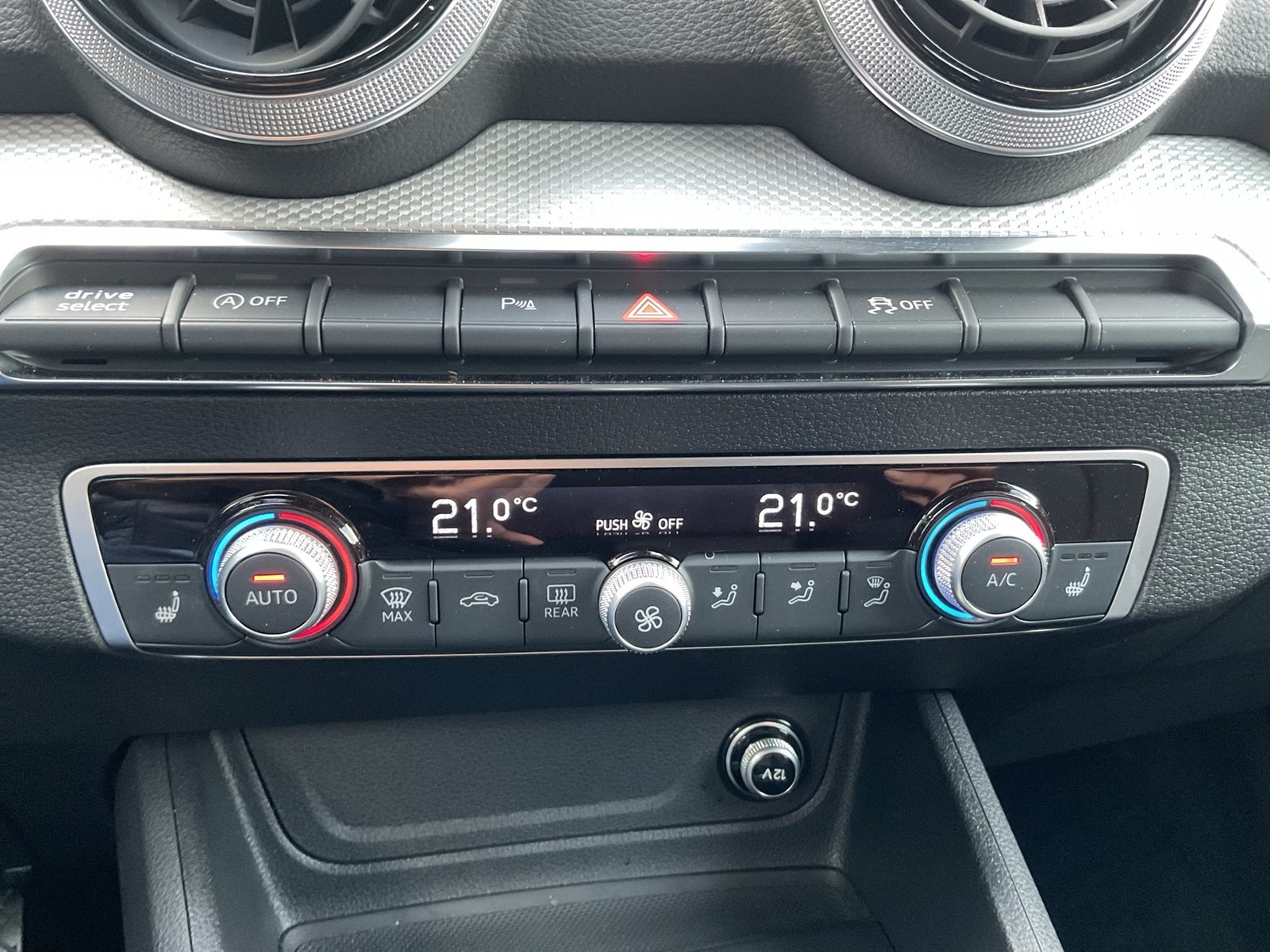 Audi Q2 35 advanced CAM ACC EKLAPPE NAVI+ LM17 SITZHZ
