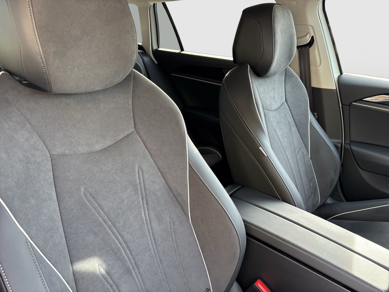 Volkswagen Passat Variant 1.5 HYBRID BUSINESS AHK CAM ACC