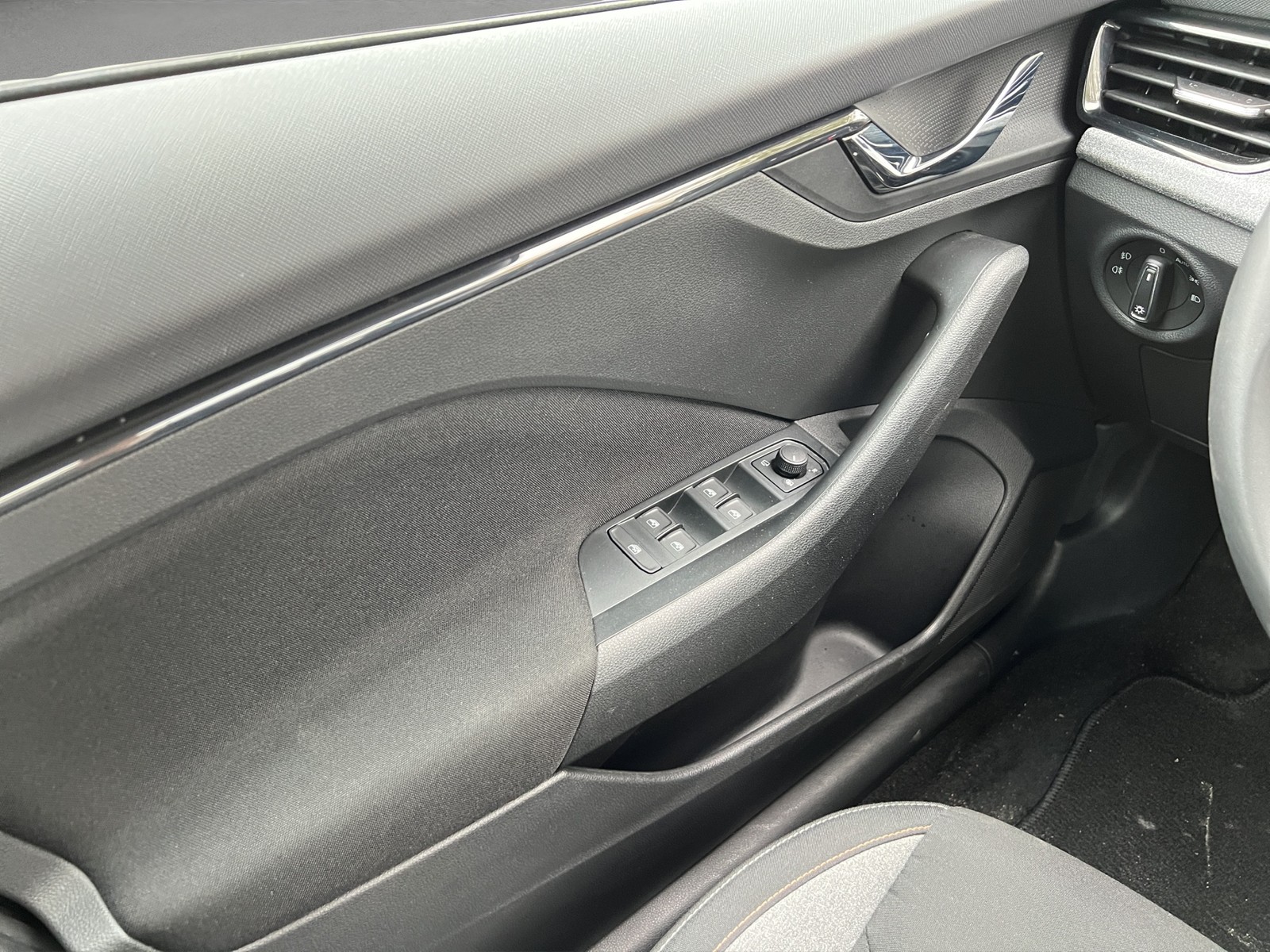 Skoda Kamiq 1.0 TOUR CAM ACC LM17 NAVI CARPLAY SITZHZ.