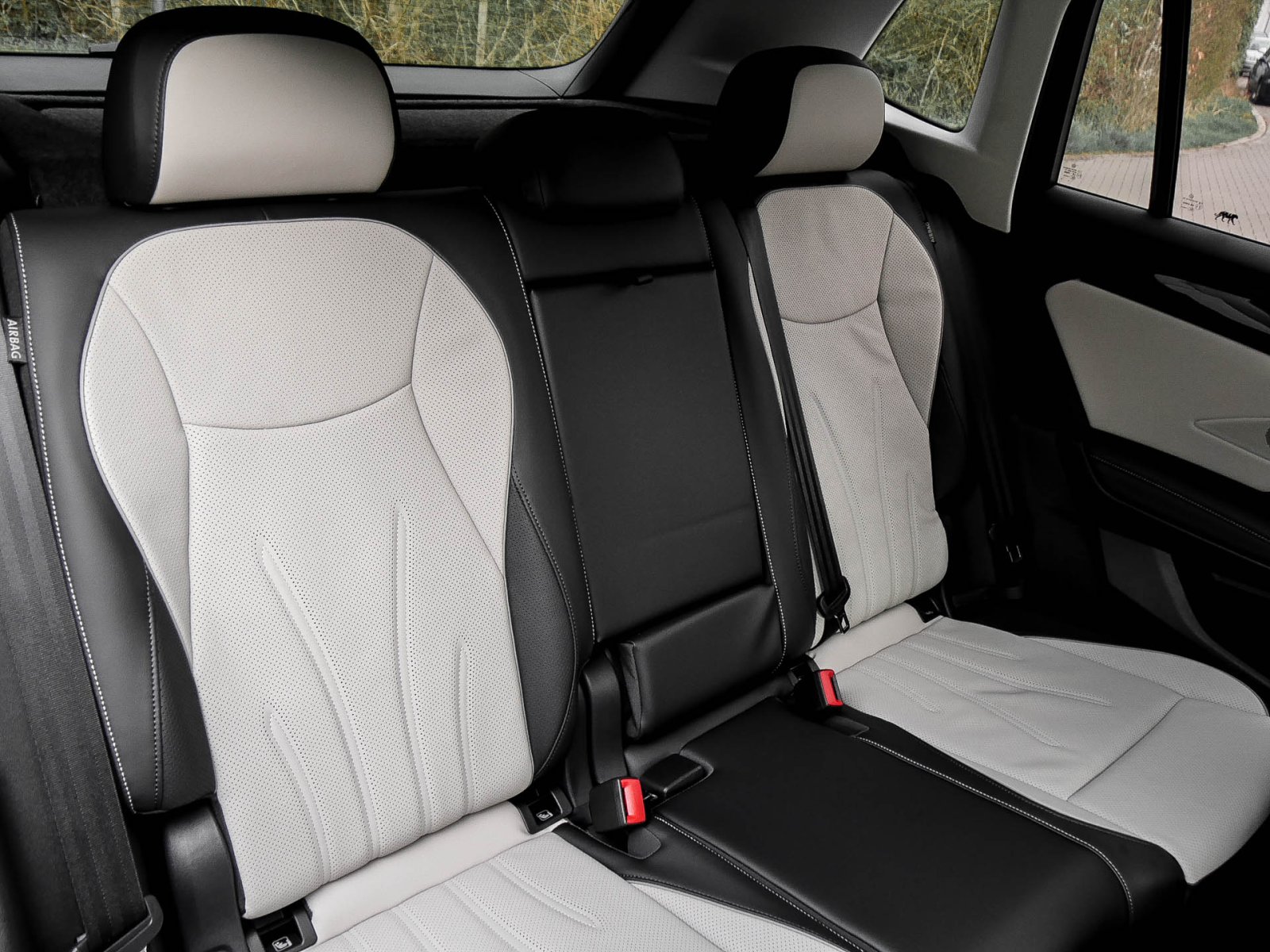 Volkswagen Tiguan 2.0 ELEGANCE NEUES MODELL LEDER AHK LM18
