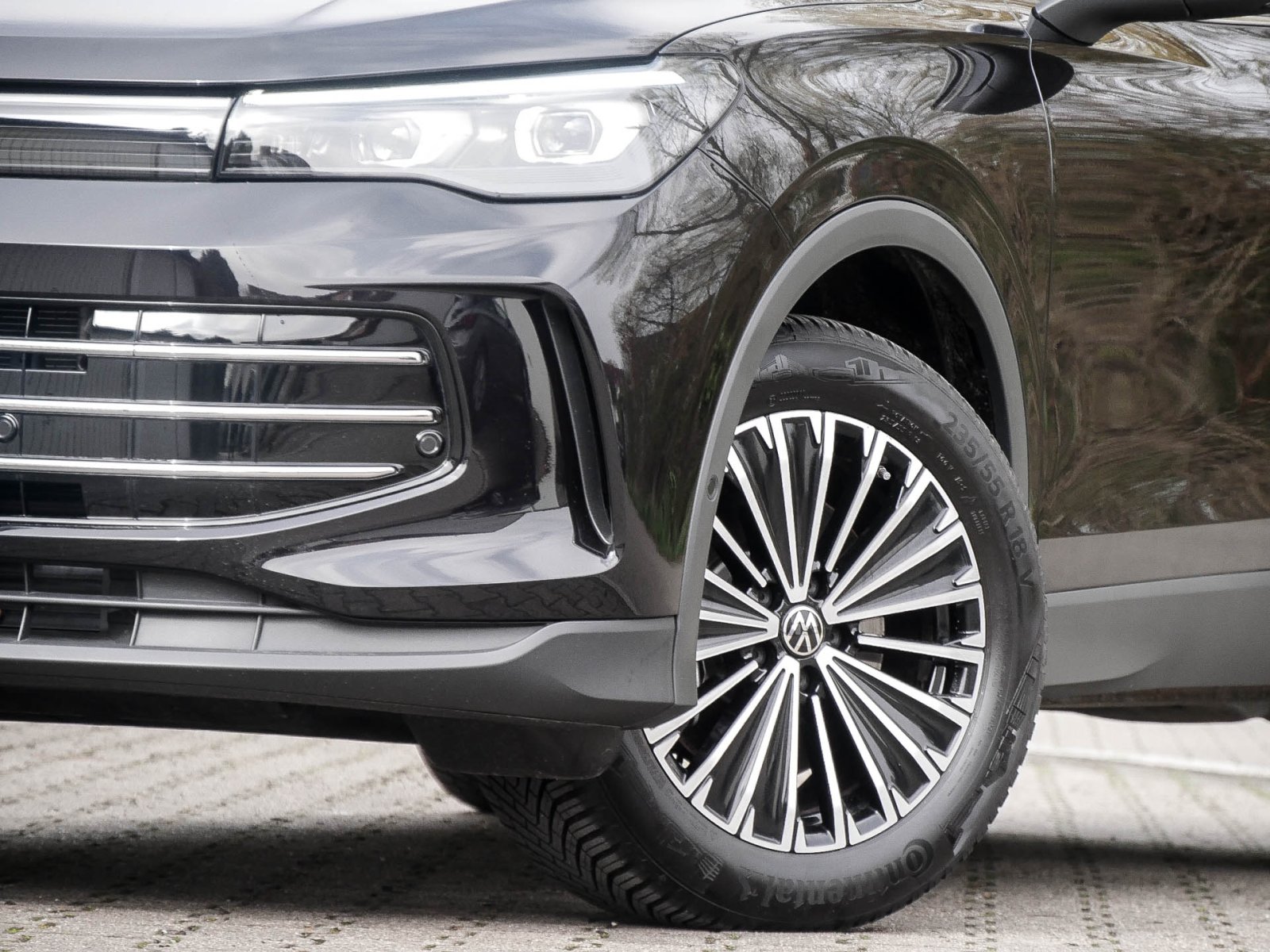 Volkswagen Tiguan 2.0 ELEGANCE NEUES MODELL LEDER AHK LM18