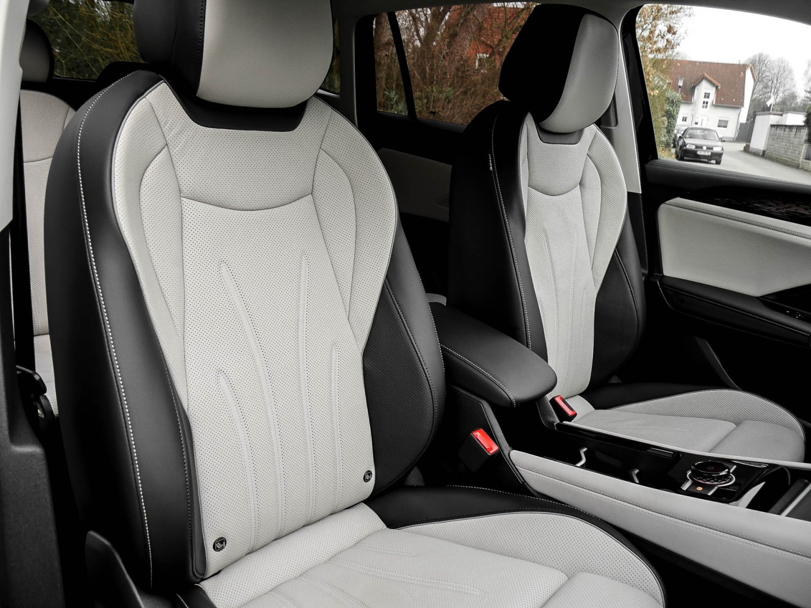 Volkswagen Tiguan 2.0 ELEGANCE NEUES MODELL LEDER AHK LM18