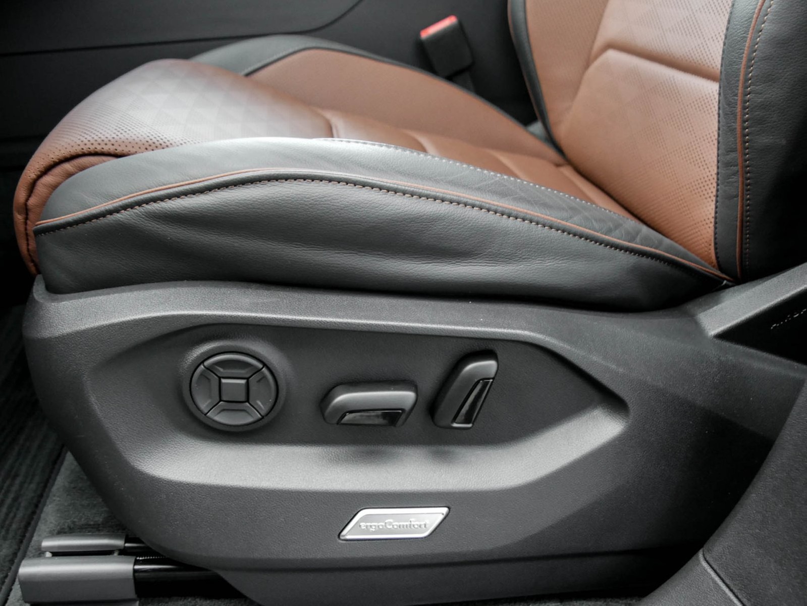 Volkswagen Touareg V6 R-LINE NEUES MODELL CAM ACC LM19 NAVI
