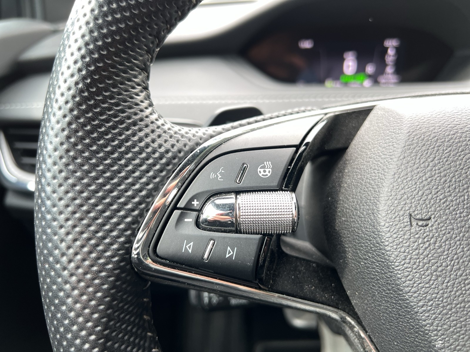 Skoda Enyaq 80x SPORTLINE 4X4 WÄRMEPUMPE CAM LM20 NAVI