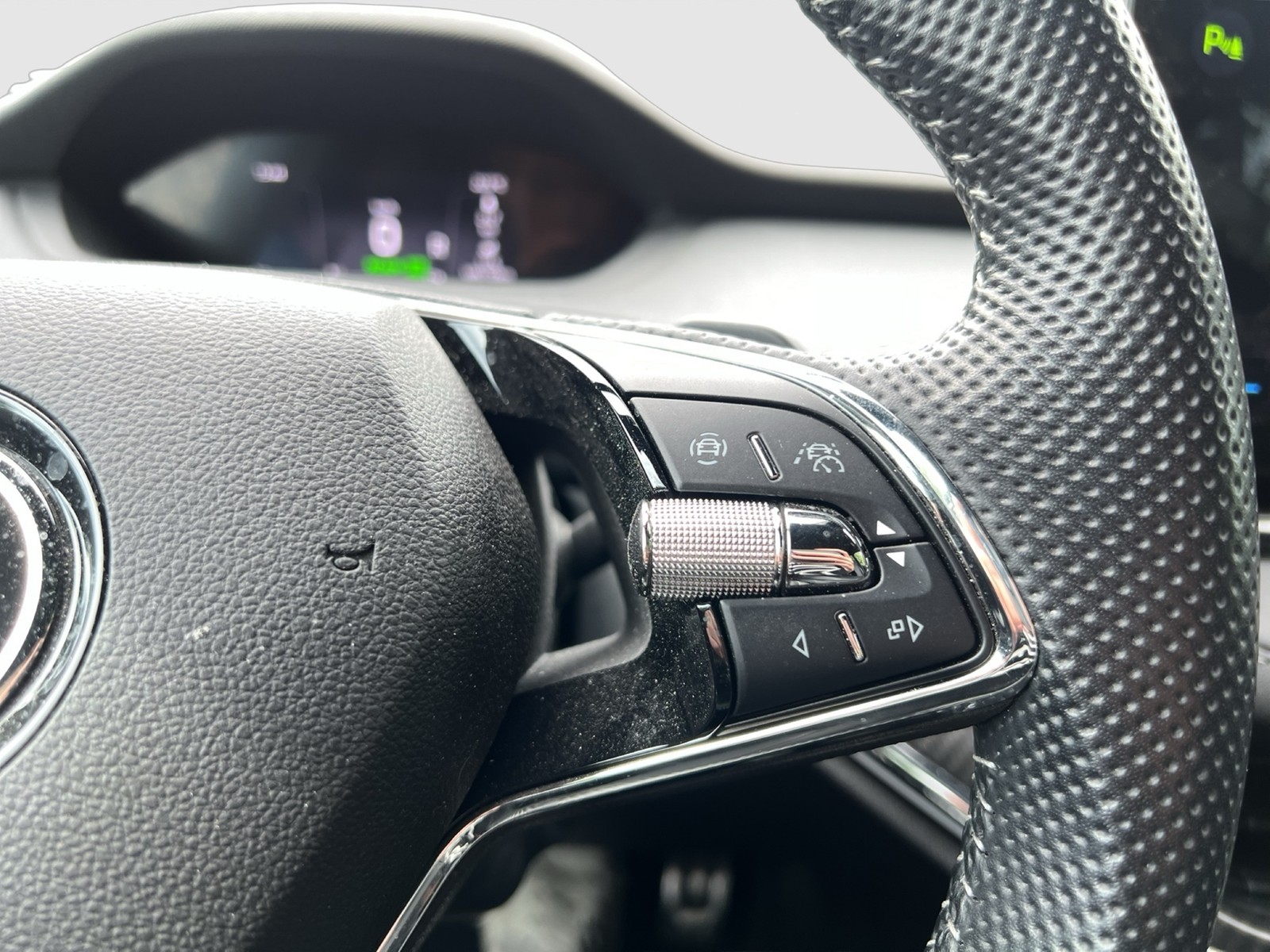 Skoda Enyaq 80x SPORTLINE 4X4 WÄRMEPUMPE CAM LM20 NAVI