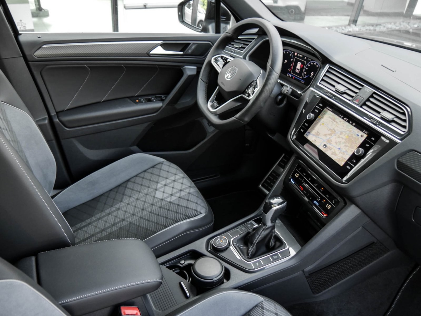 Volkswagen Tiguan 2.0 R-LINE 4X4 STANDHZ. AHK CAM ACC LM19