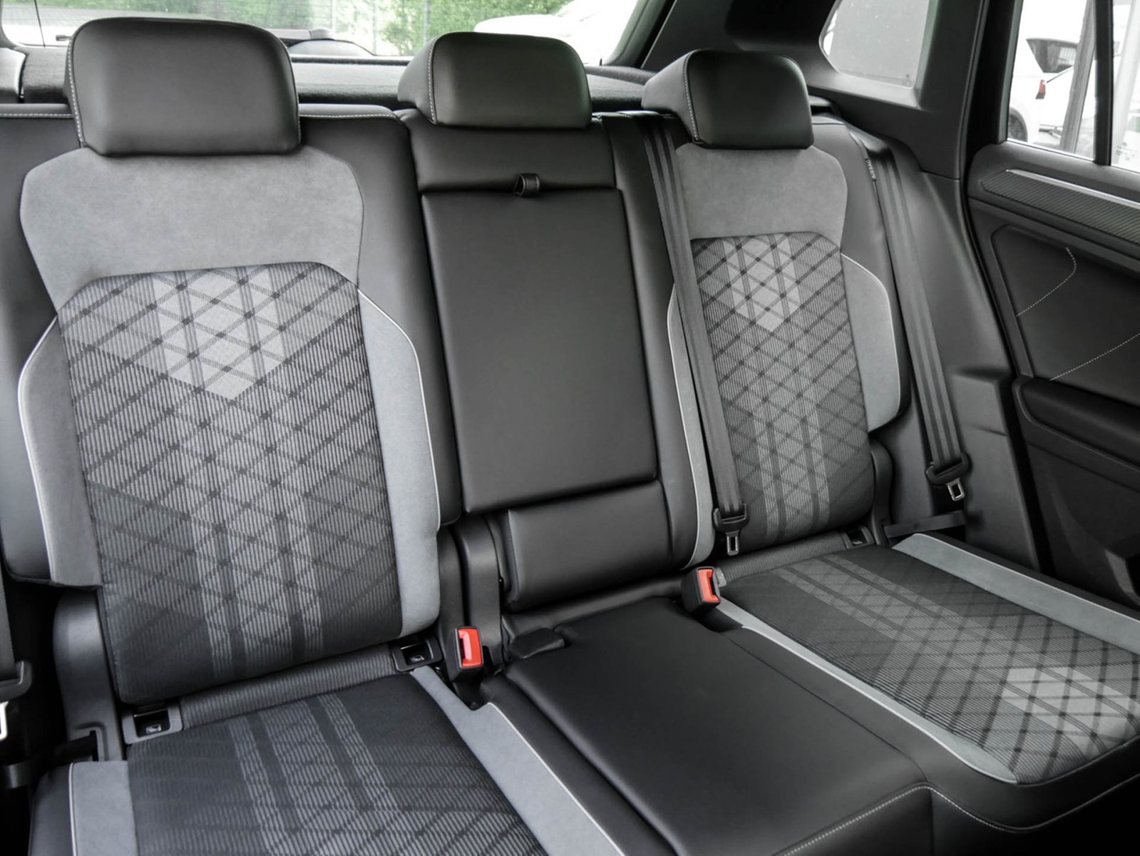 Volkswagen Tiguan 2.0 R-LINE 4X4 STANDHZ. AHK CAM ACC LM19