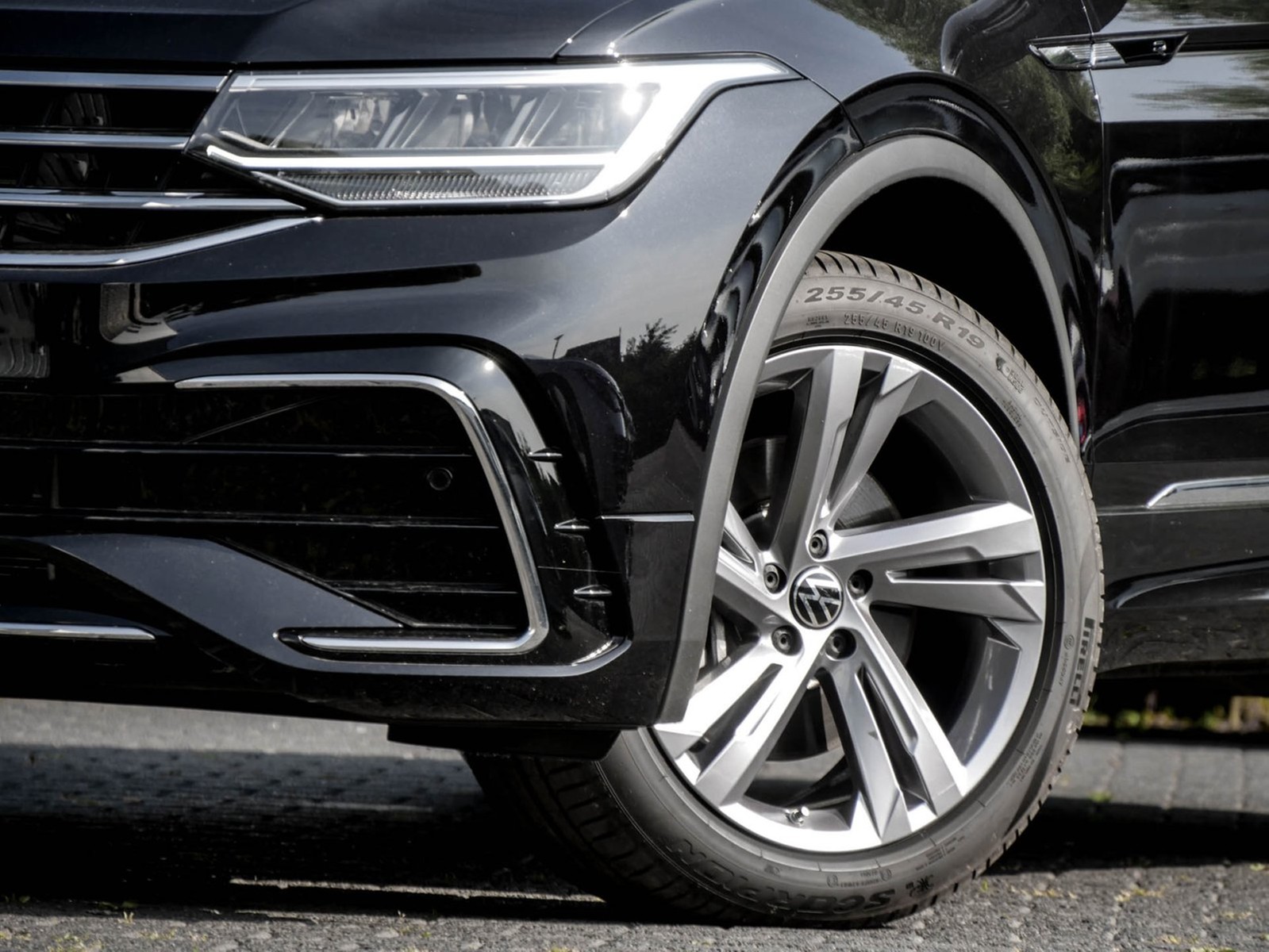 Volkswagen Tiguan 2.0 R-LINE 4X4 STANDHZ. AHK CAM ACC LM19
