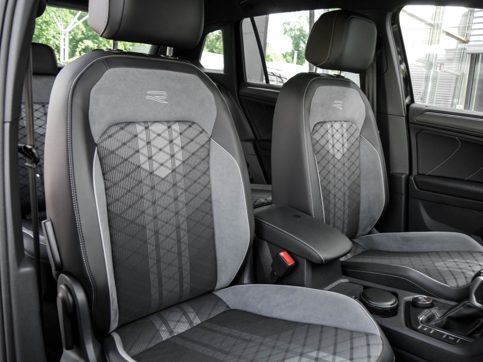 Volkswagen Tiguan 2.0 R-LINE 4X4 STANDHZ. AHK CAM ACC LM19