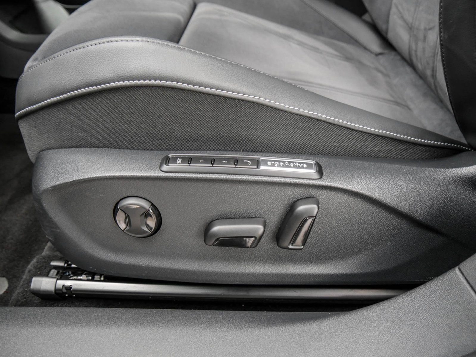 Volkswagen ID.7 Tourer PRO WÄRMEPUMPE AHK 360°CAM ACC LM20