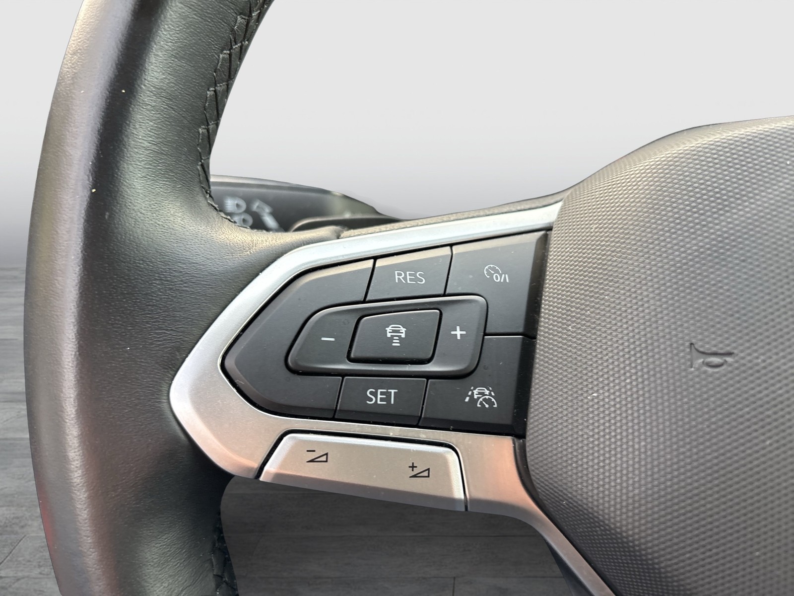 Volkswagen Tiguan 2.0 ELEGANCE 4X4 PANO AHK 360°KAMERA ALU19