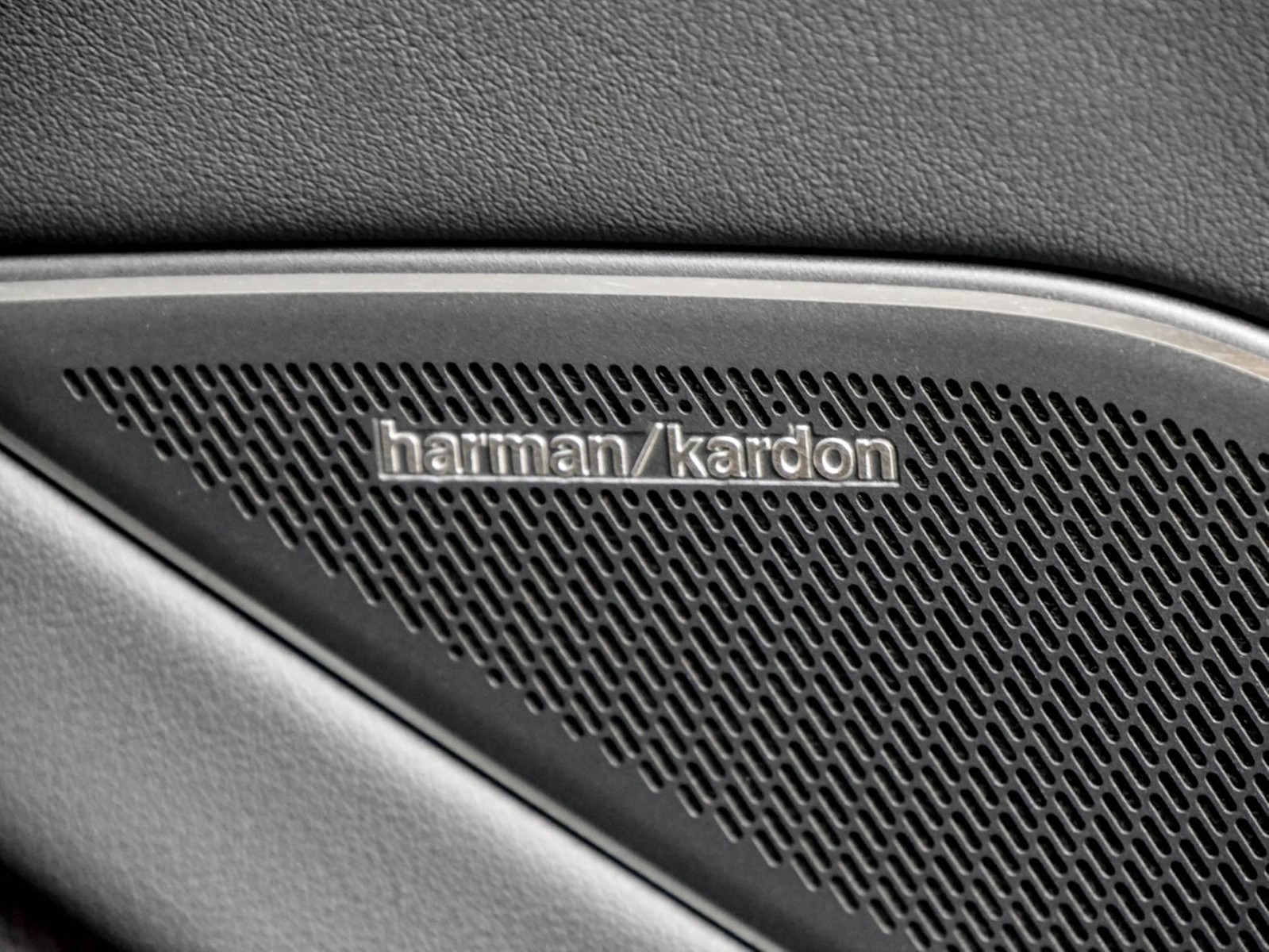 Volkswagen Tiguan 2.0 R-LINE 4X4 NEUES MODELL PANO AHK LM20