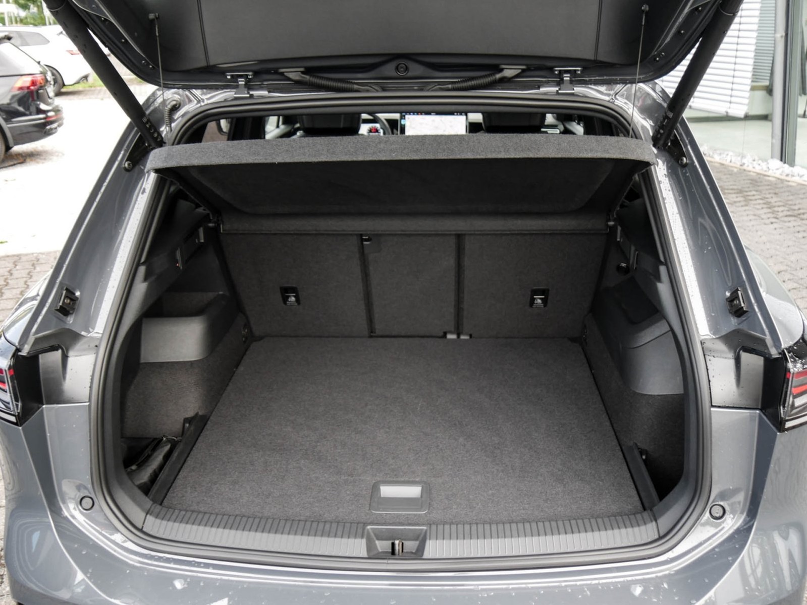 Volkswagen Tiguan 2.0 R-LINE 4X4 NEUES MODELL PANO AHK LM20