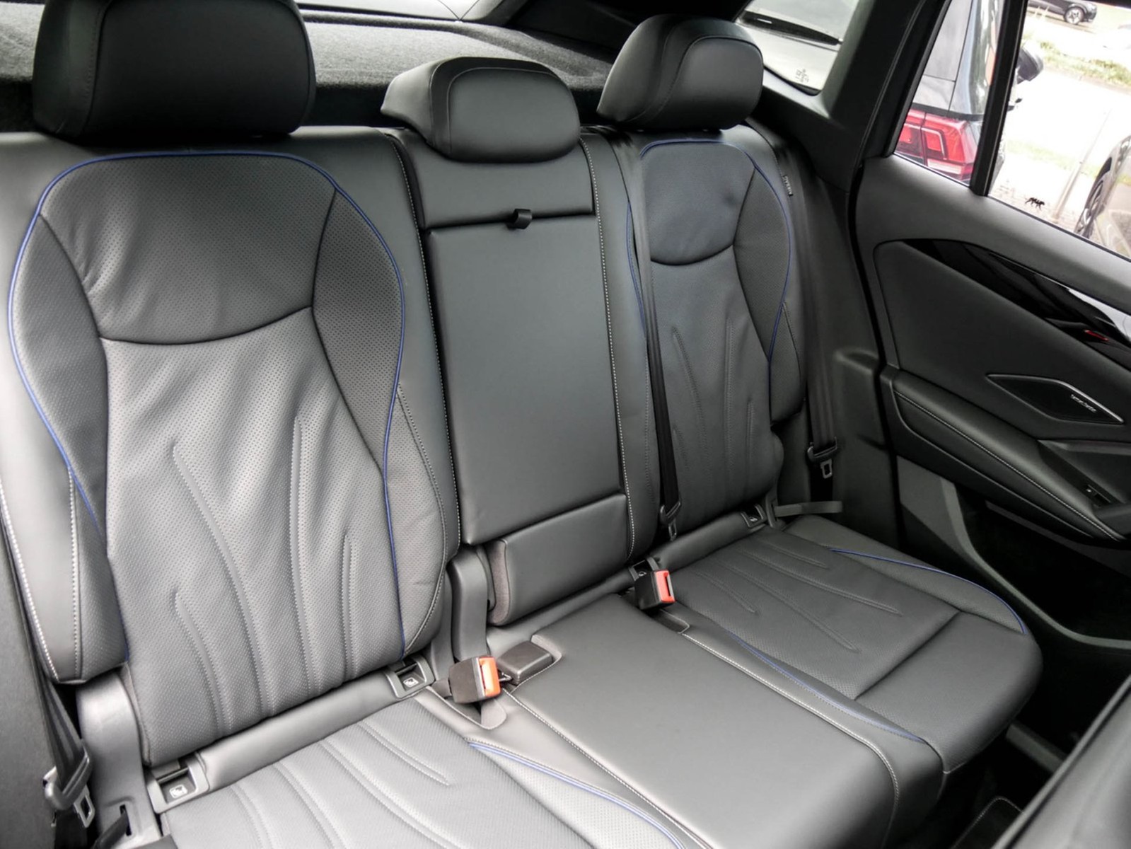 Volkswagen Tiguan 2.0 R-LINE 4X4 NEUES MODELL PANO AHK LM20