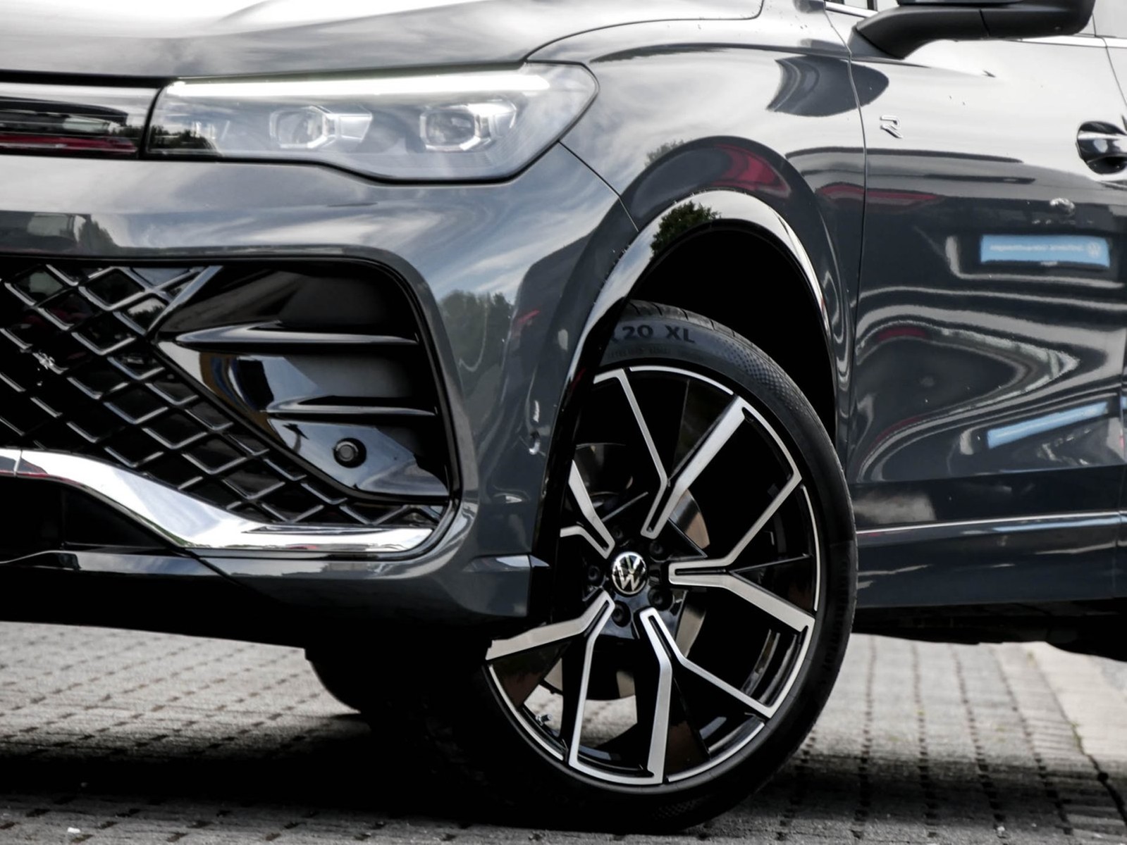 Volkswagen Tiguan 2.0 R-LINE 4X4 NEUES MODELL PANO AHK LM20