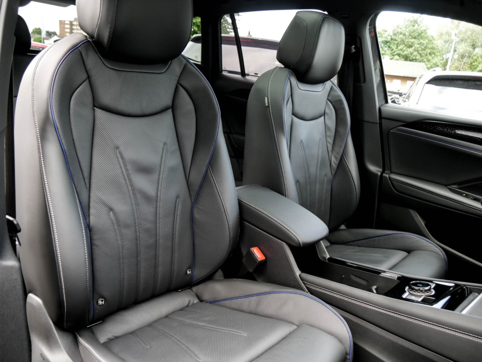 Volkswagen Tiguan 2.0 R-LINE 4X4 NEUES MODELL PANO AHK LM20