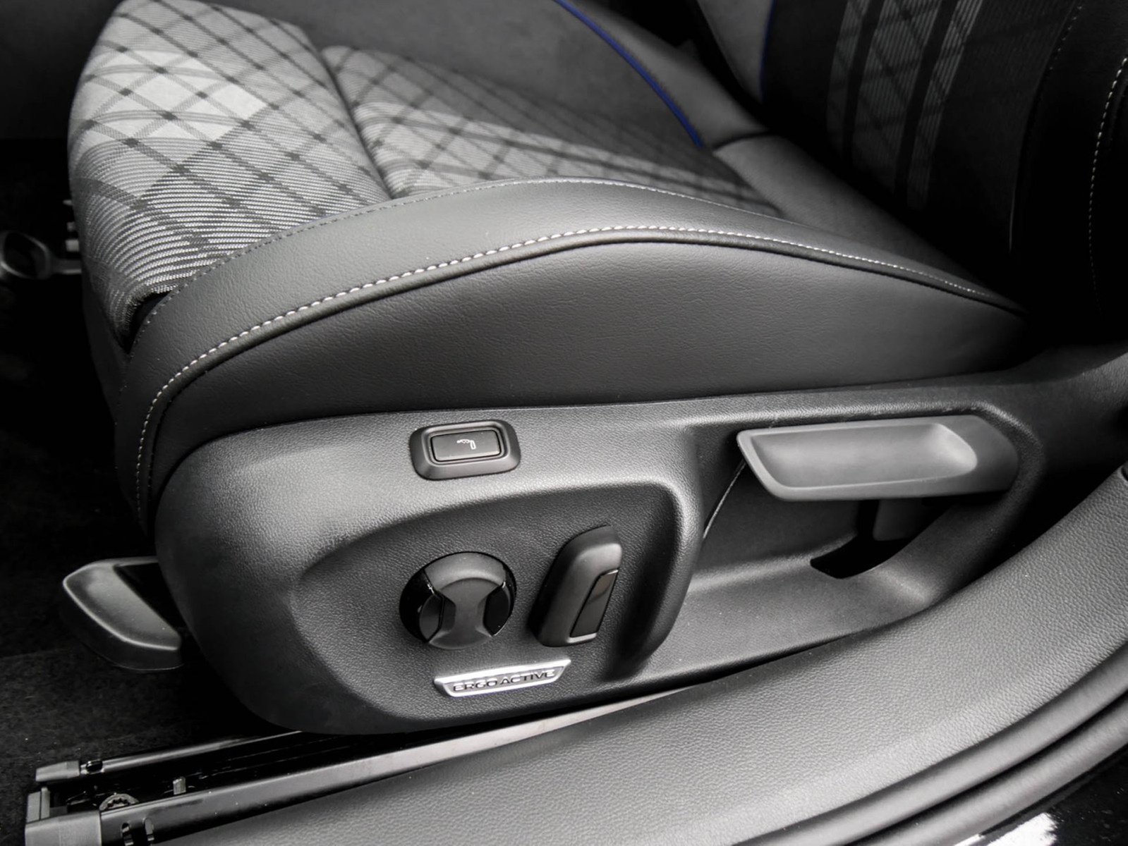 Volkswagen Passat Variant 2.0 R-LINE 4X4 NEUESMODELL AHK 19Z