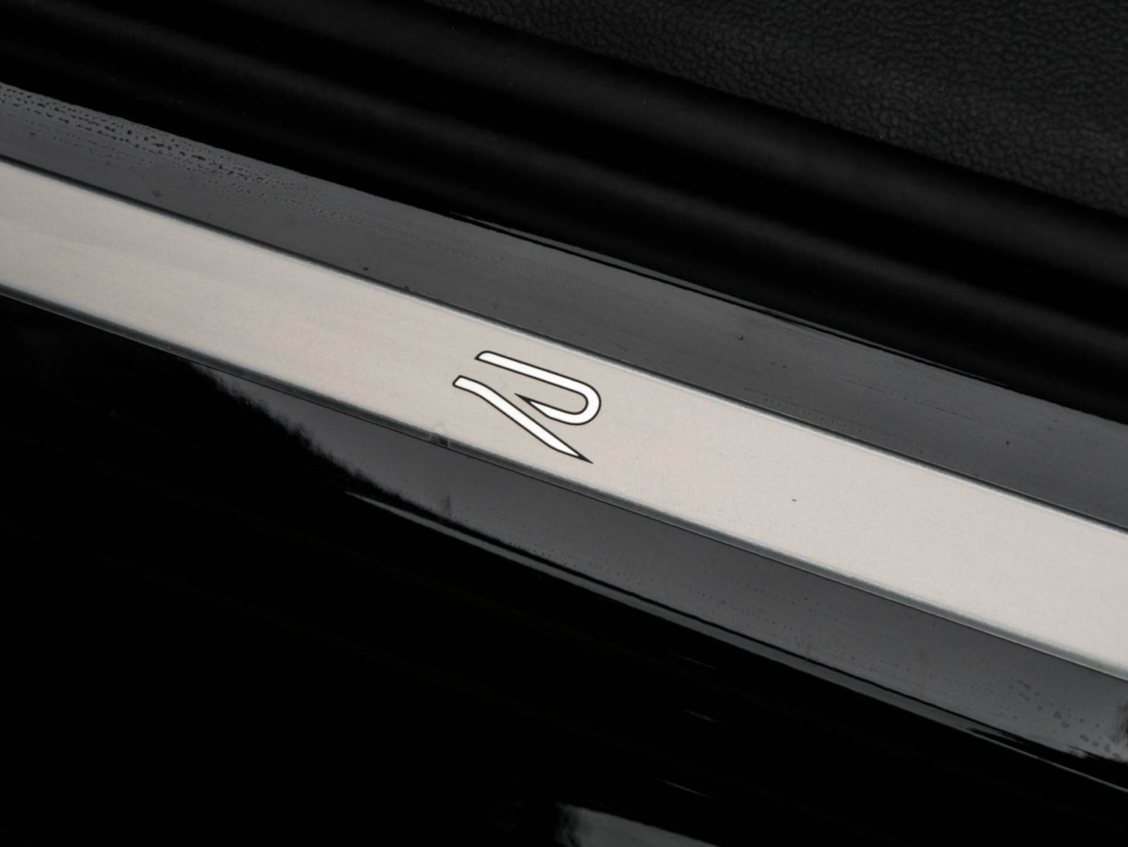 Volkswagen Passat Variant 2.0 R-LINE 4X4 NEUESMODELL AHK 19Z