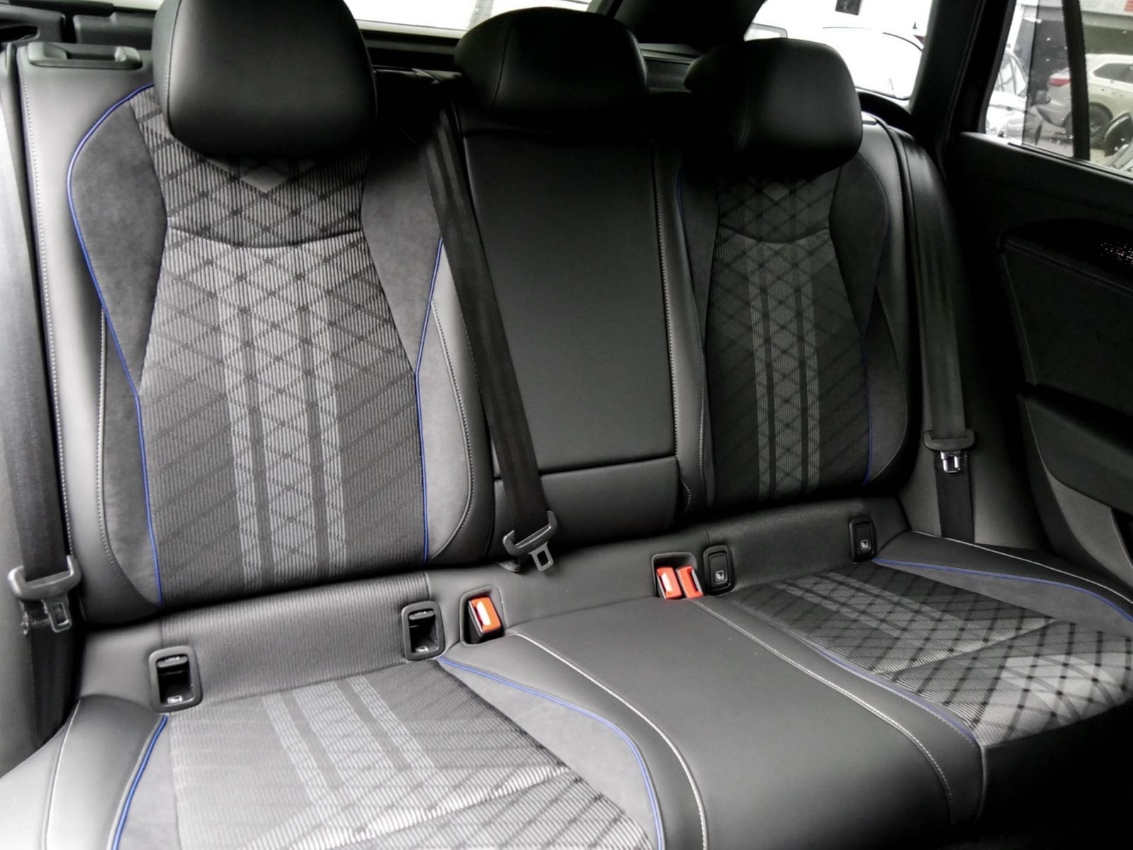 Volkswagen Passat Variant 2.0 R-LINE 4X4 NEUESMODELL AHK 19Z