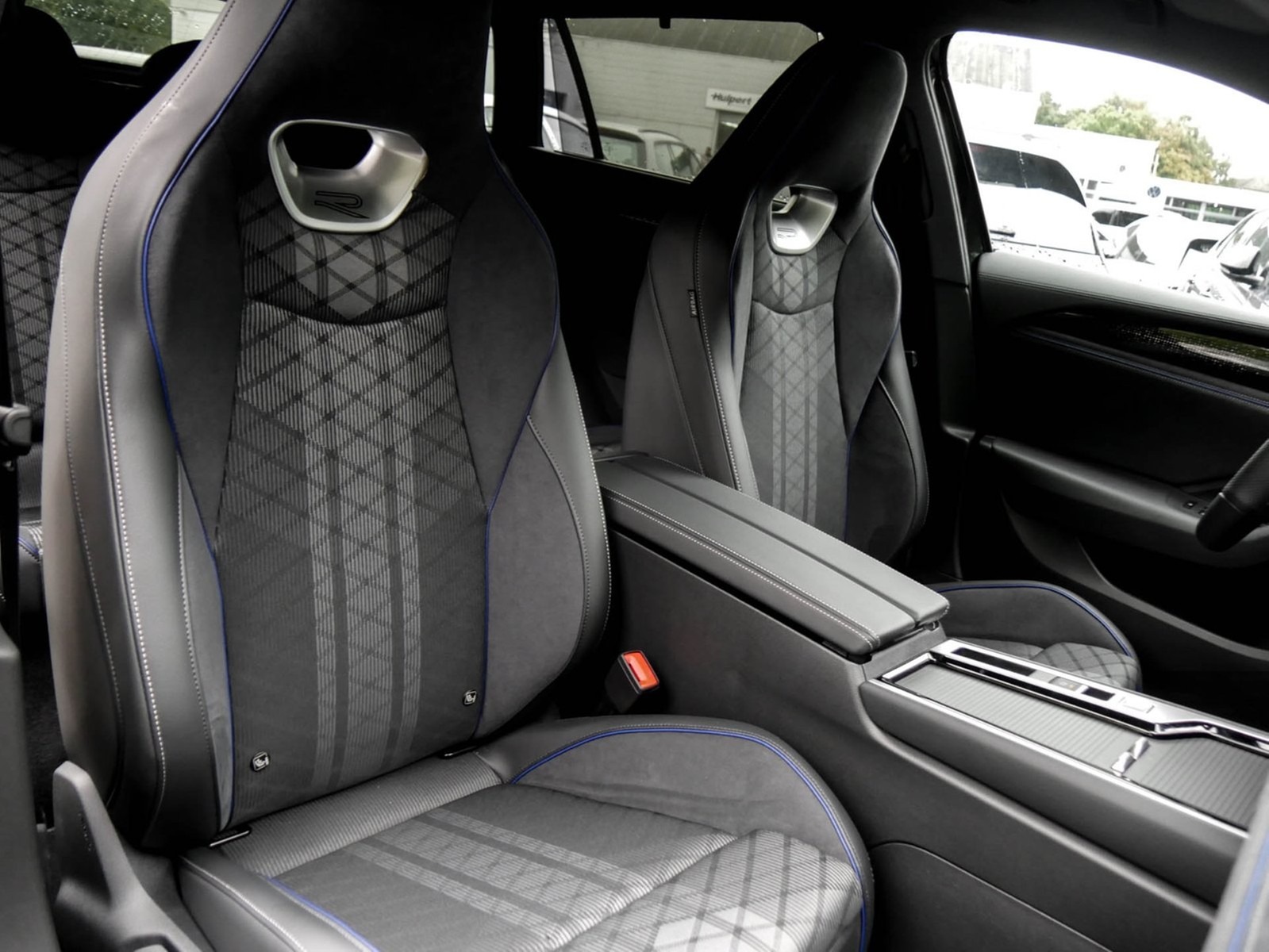 Volkswagen Passat Variant 2.0 R-LINE 4X4 NEUESMODELL AHK 19Z