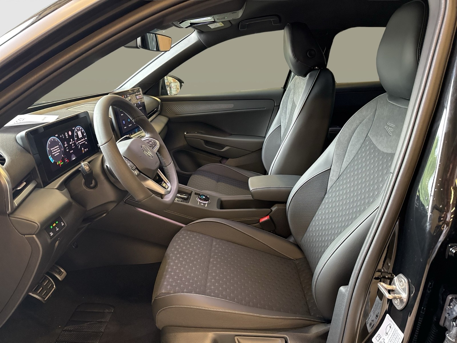 Volkswagen T-Roc 1.5 eTSI R-LINE NEUES MODELL AHK CAM LM18