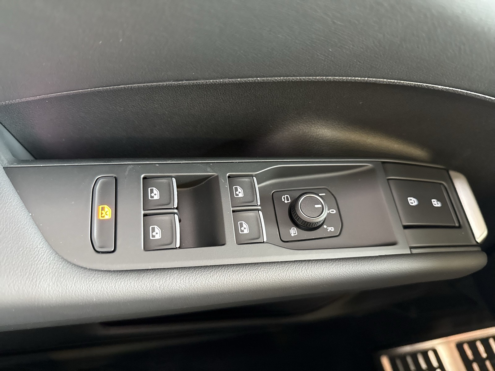 Volkswagen T-Roc 1.5 eTSI R-LINE NEUES MODELL AHK CAM LM18