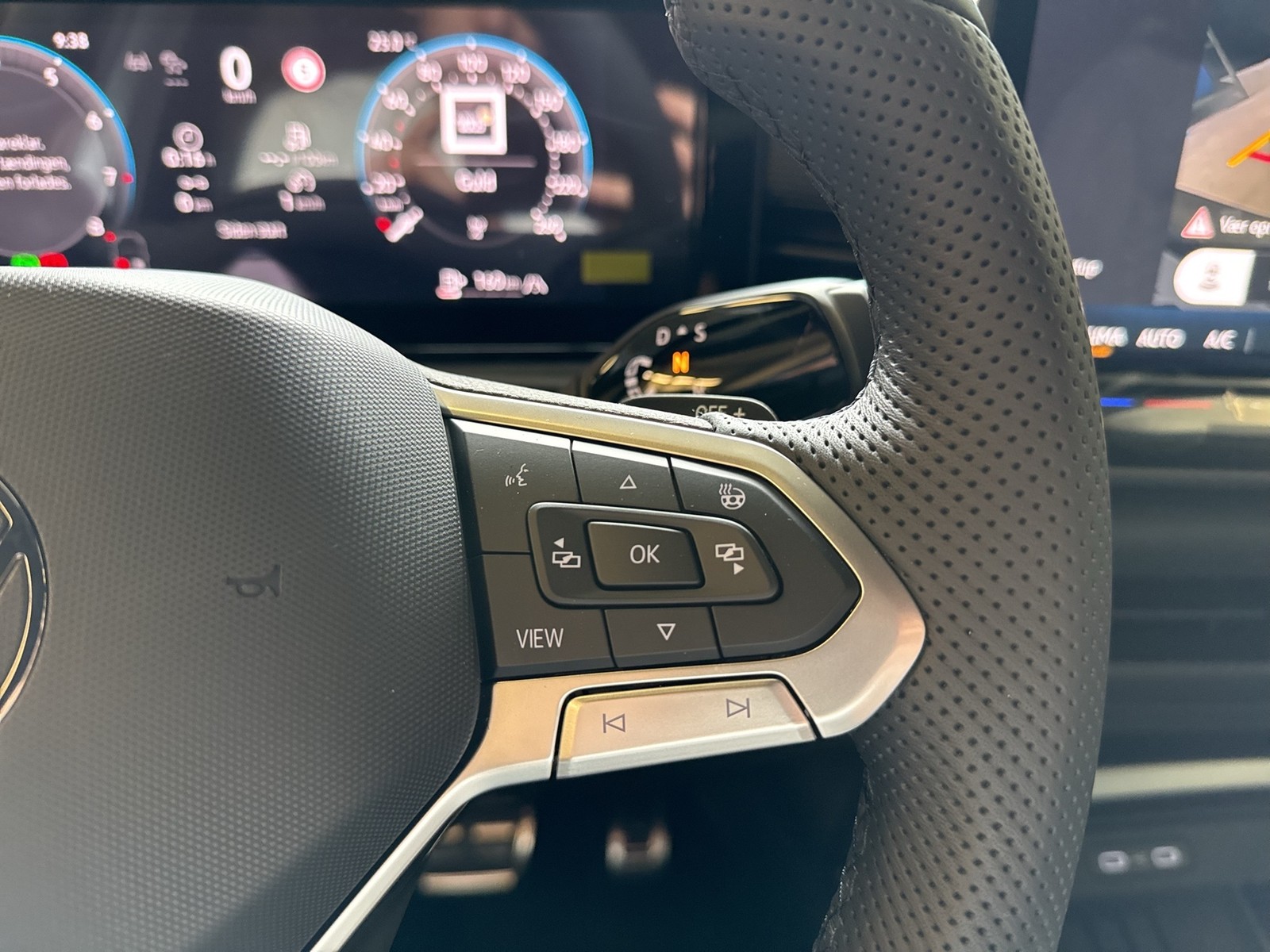 Volkswagen T-Roc 1.5 eTSI R-LINE NEUES MODELL AHK CAM LM18