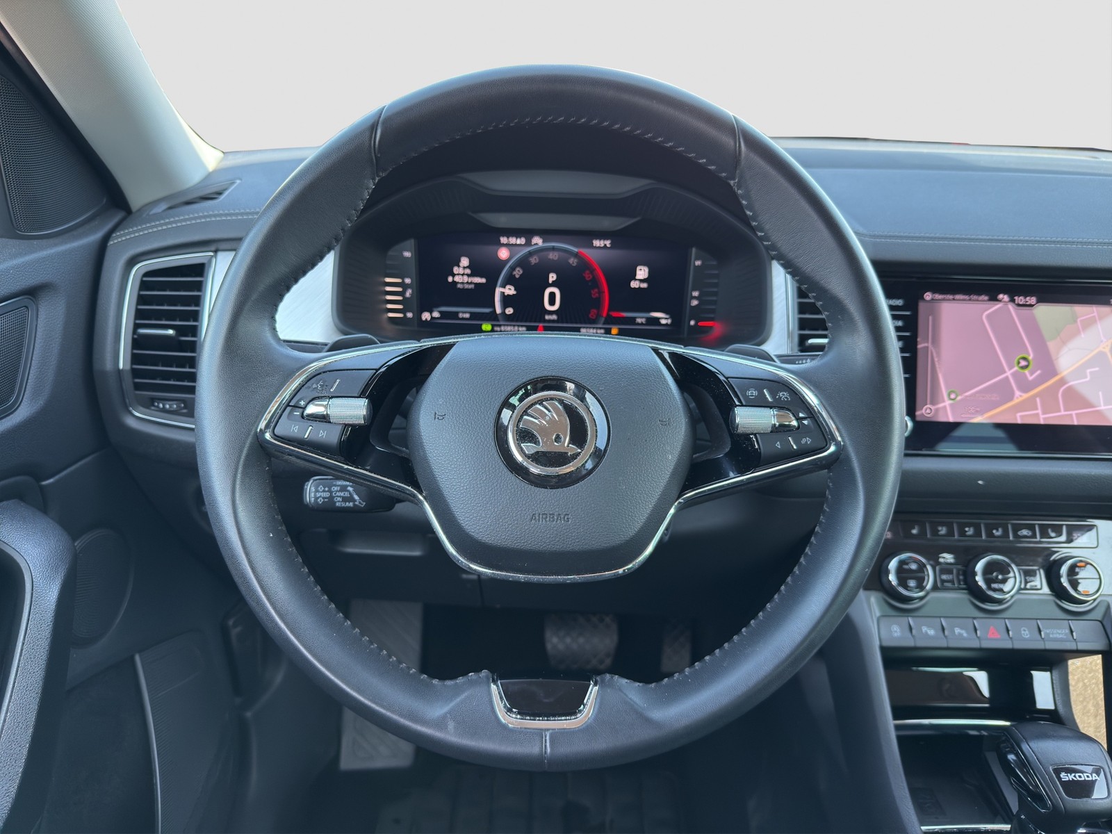 Skoda Kodiaq 2.0 AHK ACC LM18 NAVI CARPLAY SITZHEIZUNG