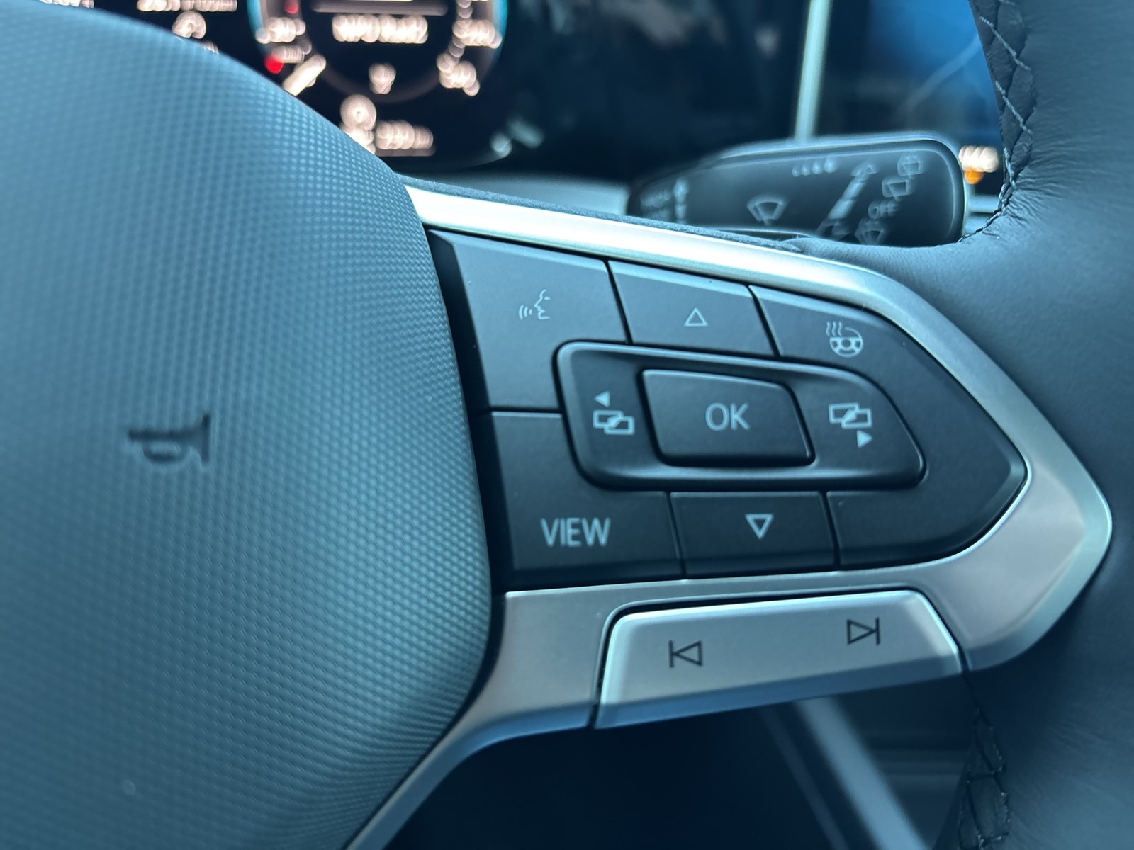 Volkswagen Golf VIII 1.5 eTSI GOAL FACELIFT CAM ACC LM17