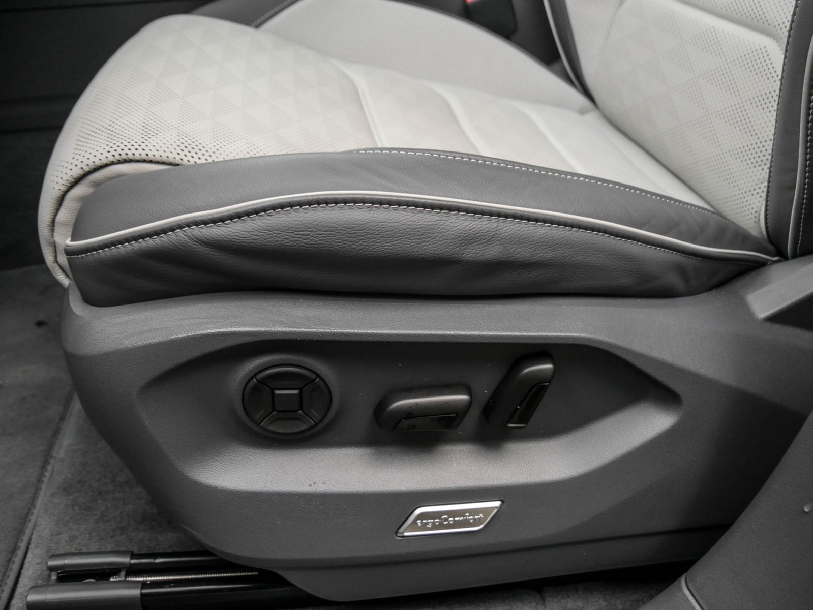 Volkswagen Touareg V6 TSI R-LINE NEUES MODELL PANO ACC LM20