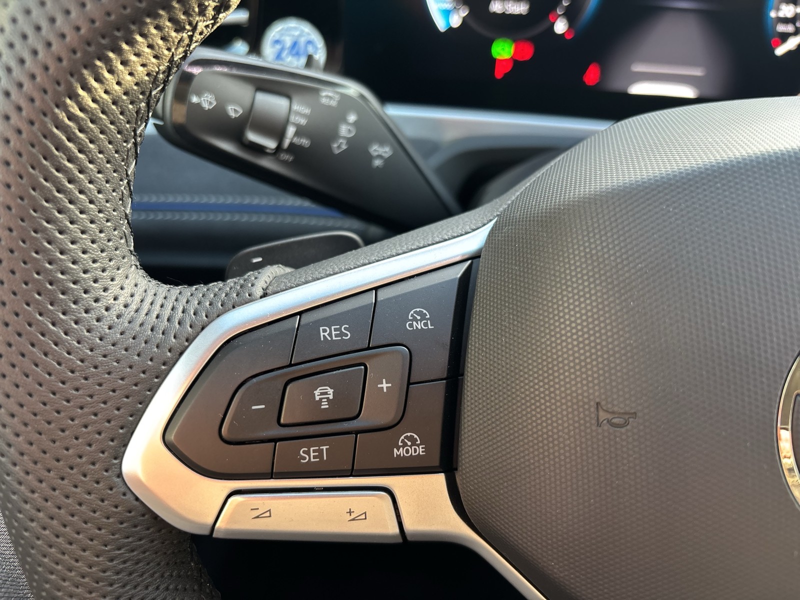 Volkswagen Passat Variant 2.0 R-LINE NEUES MODELL AHK CAM