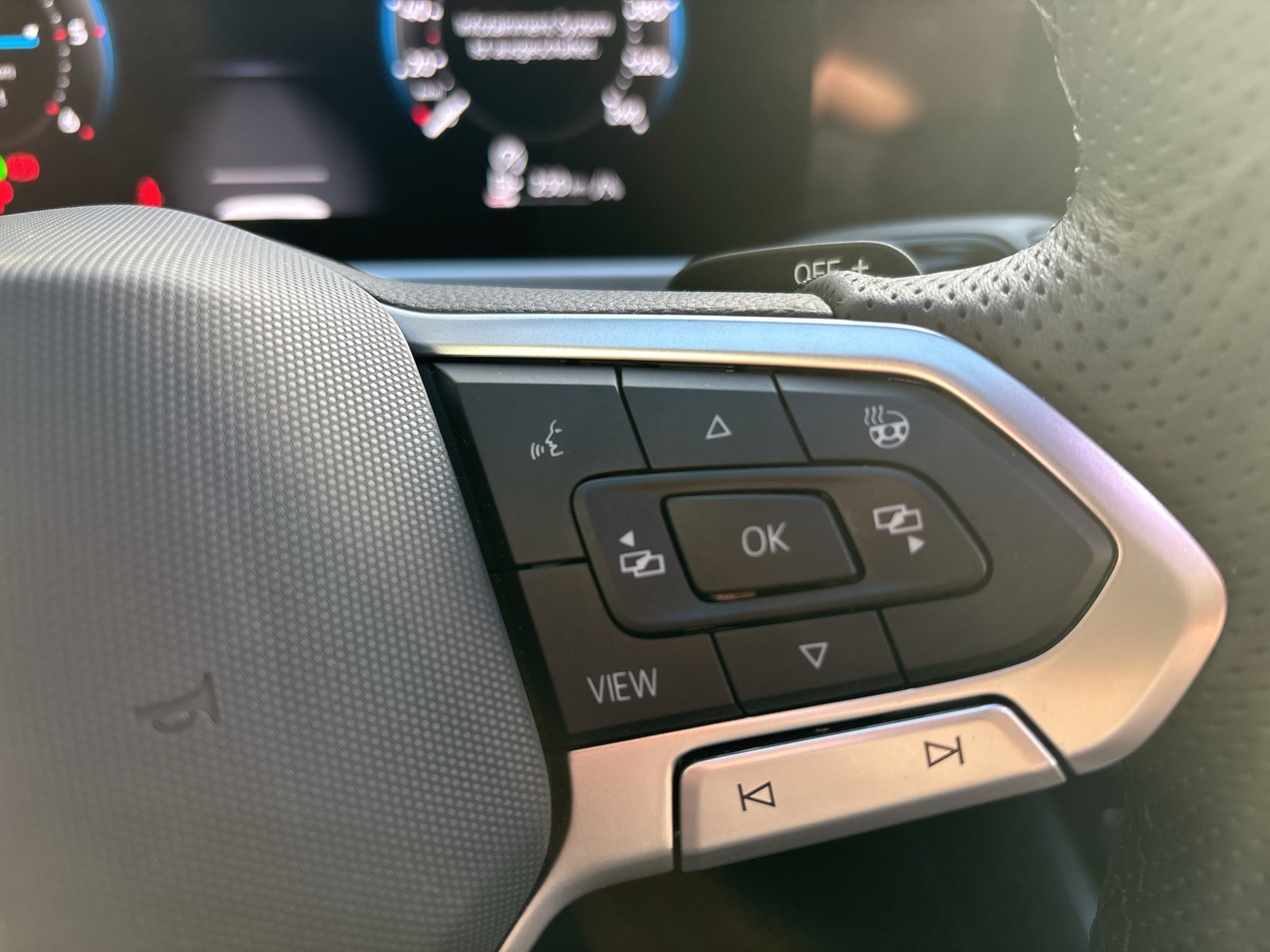 Volkswagen Passat Variant 2.0 R-LINE NEUES MODELL AHK CAM