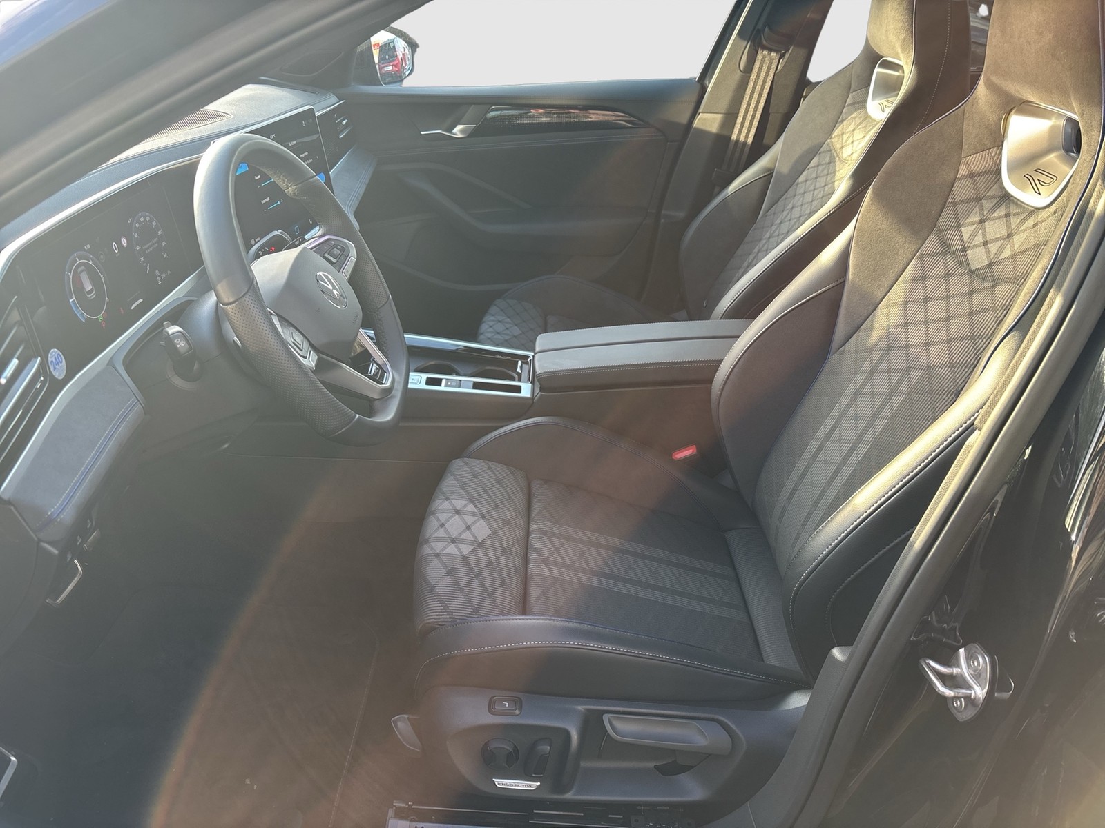 Volkswagen Passat Variant 2.0 R-LINE NEUES MODELL AHK CAM