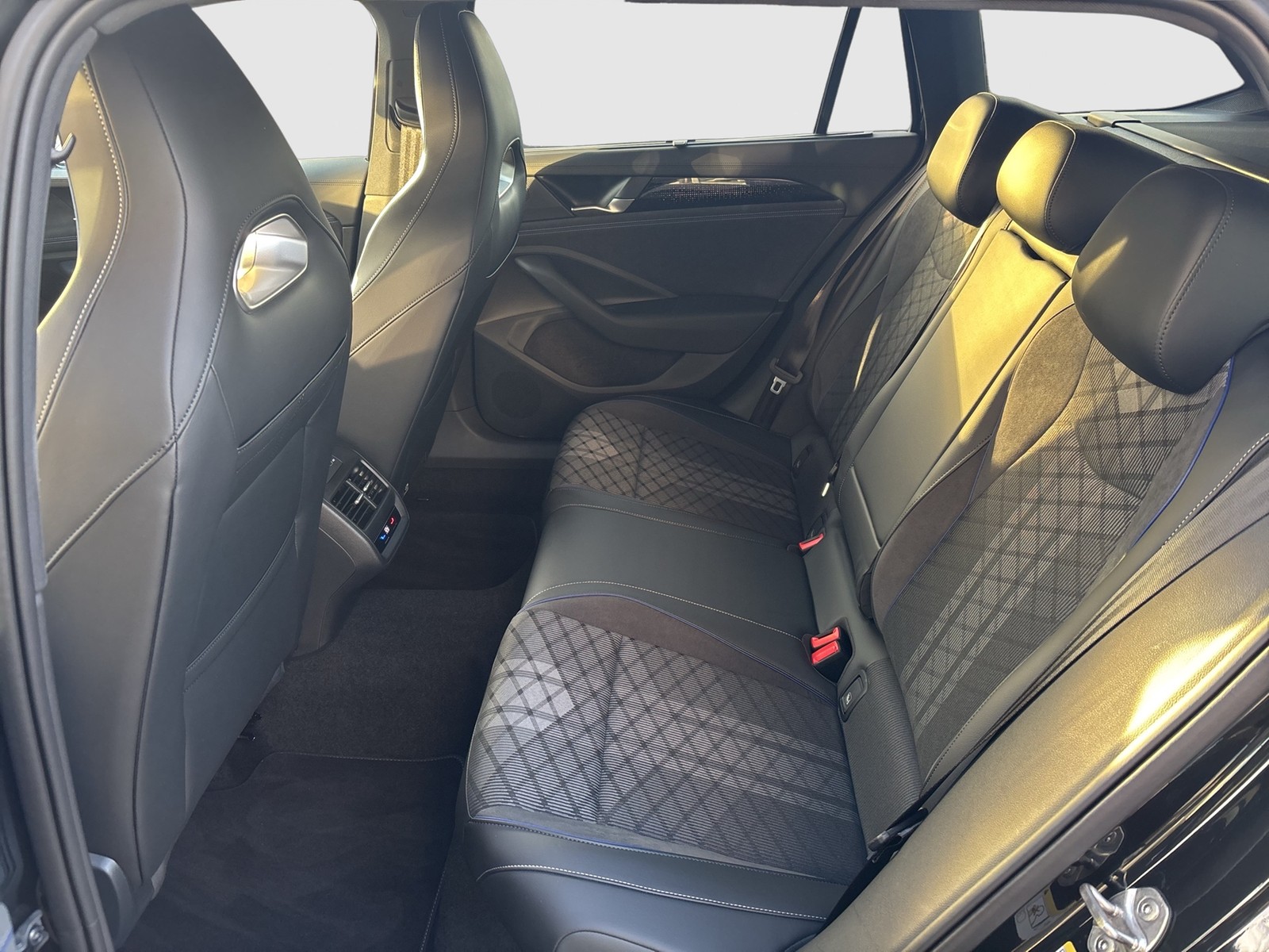 Volkswagen Passat Variant 2.0 R-LINE NEUES MODELL AHK CAM