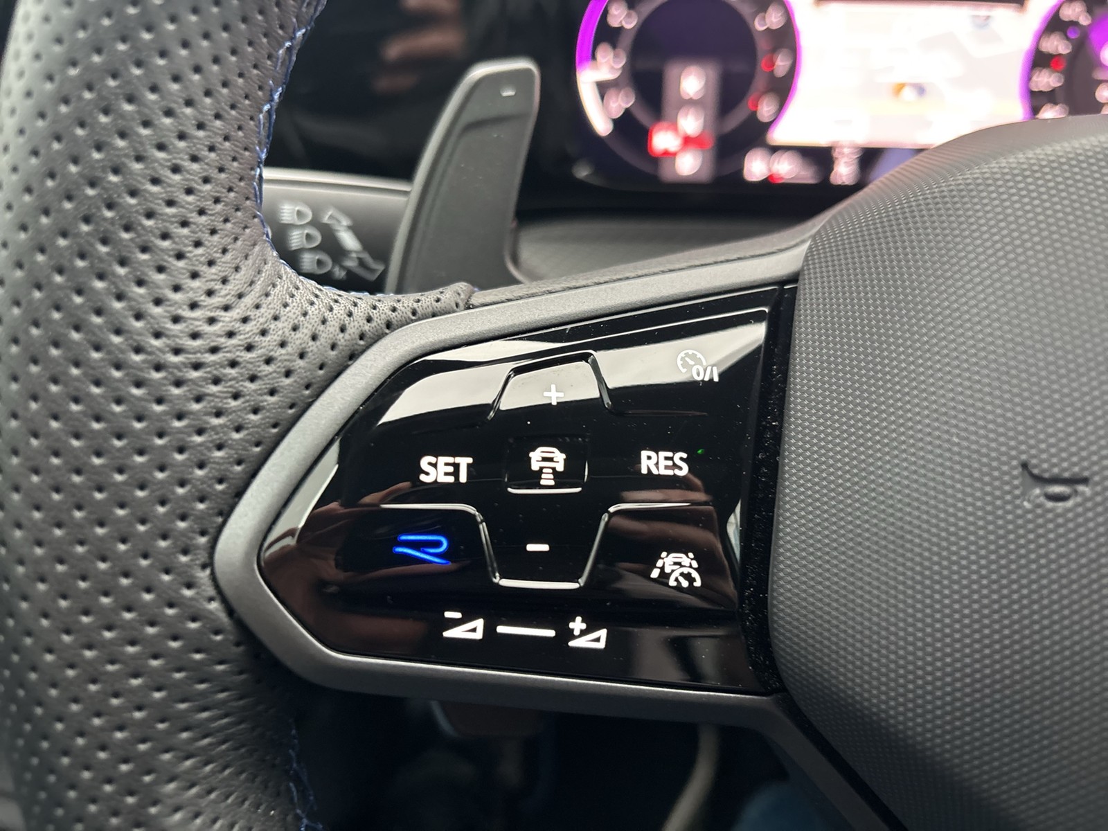 Volkswagen Golf VIII 2.0 R 4X4 PANO AHK CAM ACC LM18 NAVI