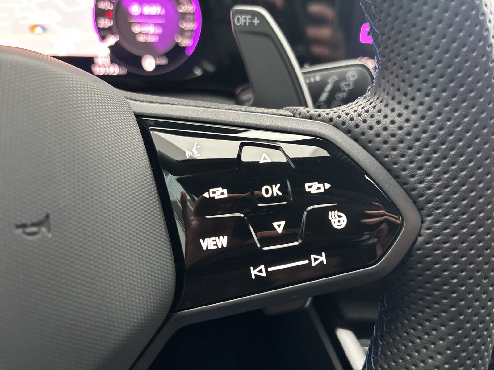 Volkswagen Golf VIII 2.0 R 4X4 PANO AHK CAM ACC LM18 NAVI