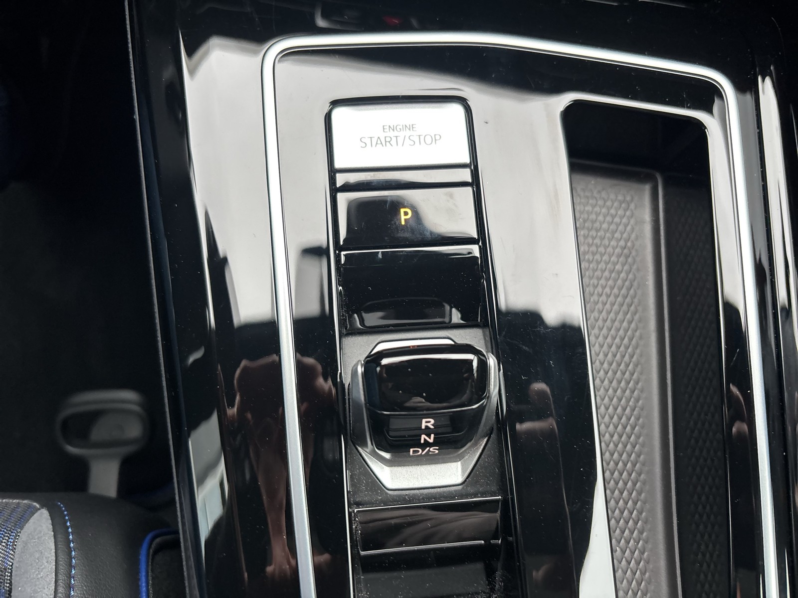 Volkswagen Golf VIII 2.0 R 4X4 PANO AHK CAM ACC LM18 NAVI