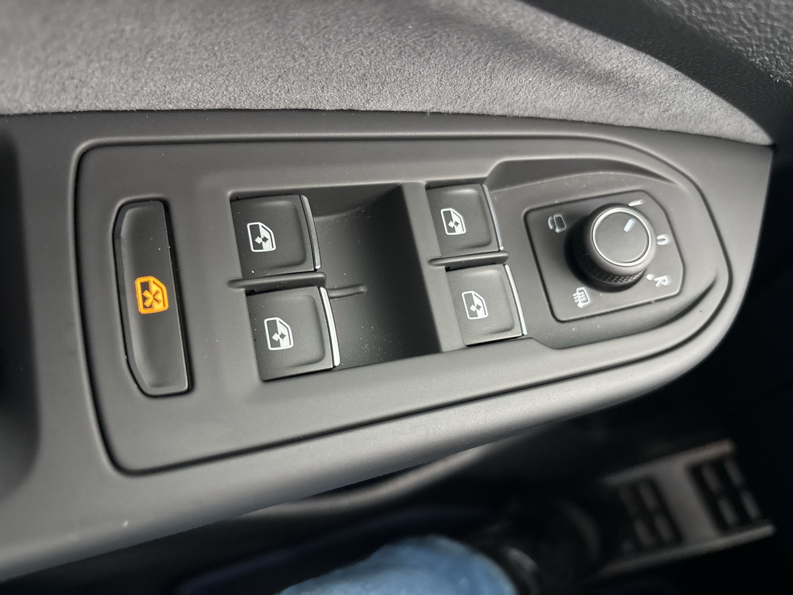 Volkswagen Golf VIII 2.0 R 4X4 PANO AHK CAM ACC LM18 NAVI