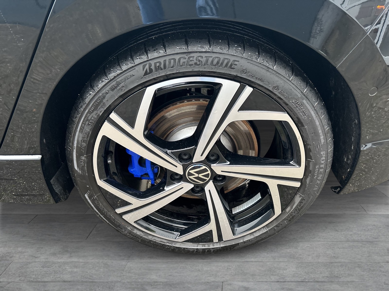 Volkswagen Golf VIII 2.0 R 4X4 PANO AHK CAM ACC LM18 NAVI