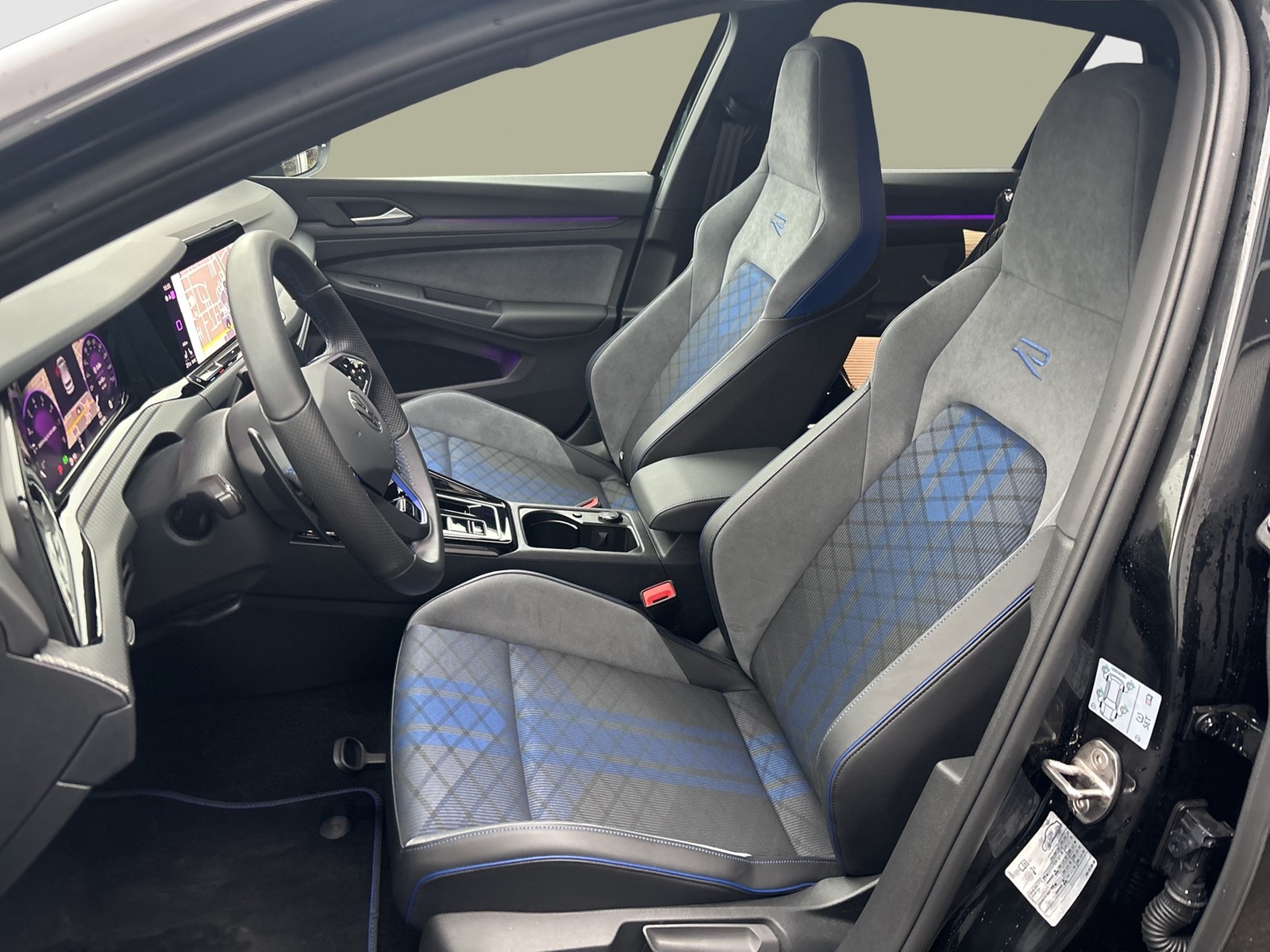 Volkswagen Golf VIII 2.0 R 4X4 PANO AHK CAM ACC LM18 NAVI