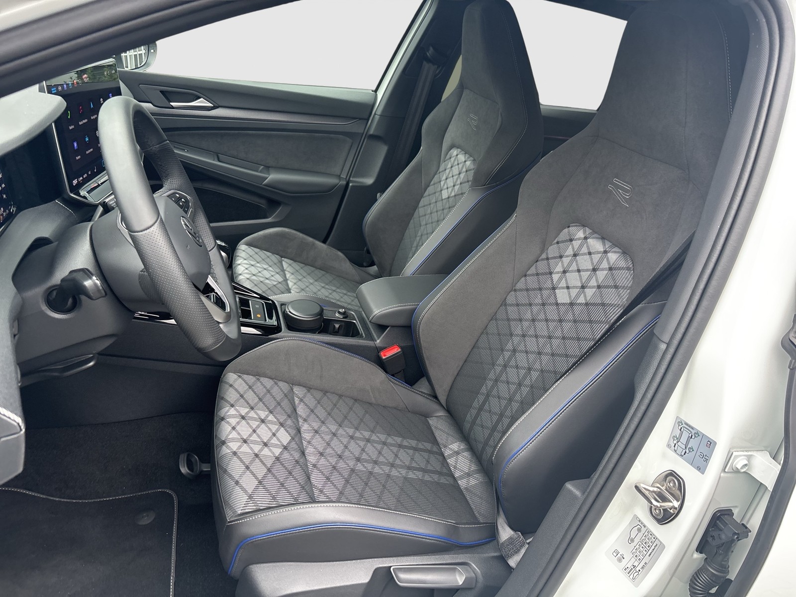 Volkswagen Golf VIII 1.5 R-LINE FACELIFT CAM LM17 CARPLAY