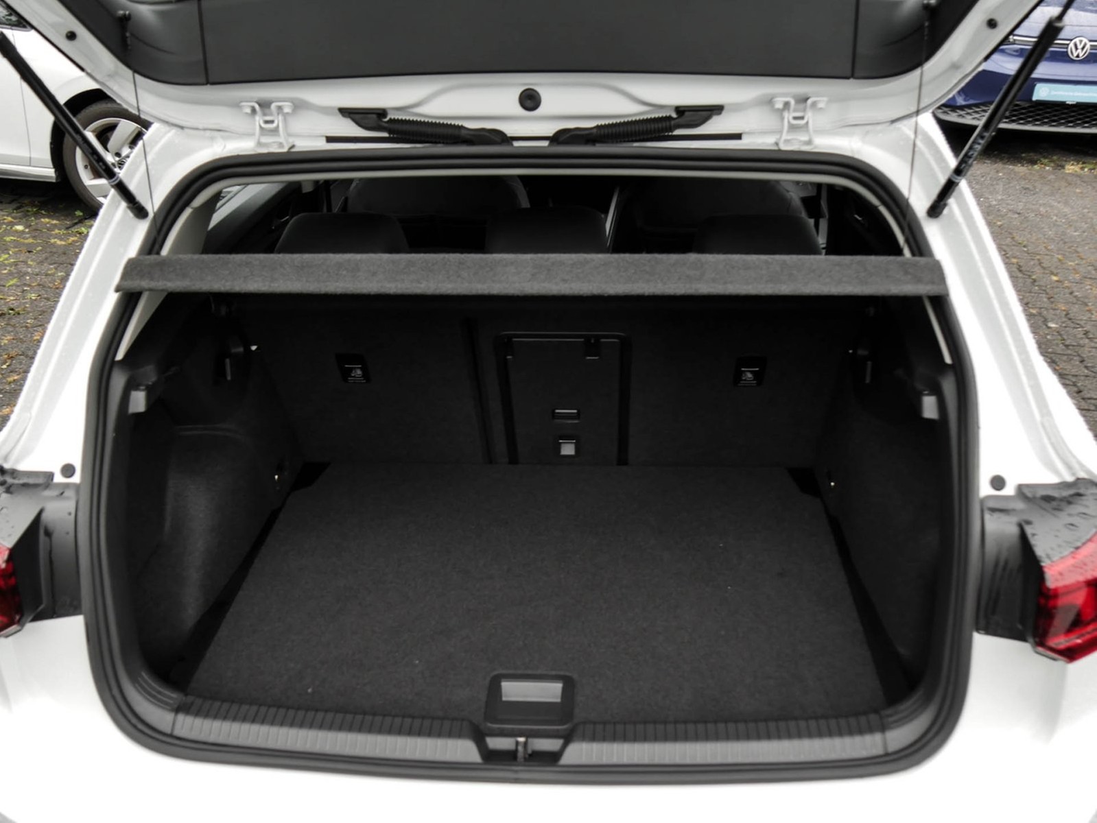 Volkswagen Golf VIII 1.5 eTSI LIFE FACELIFT ACC NAVI SITZHZ