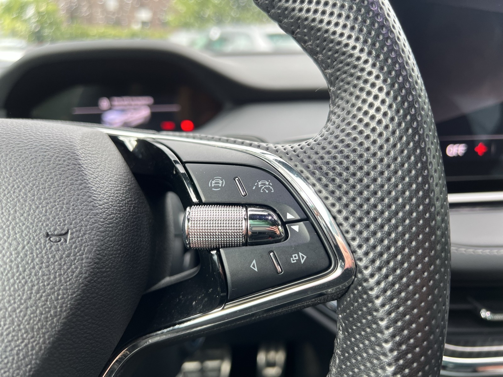 Skoda Enyaq 60 SPORTLINE WÄRMEPUMPE PANO AHK CAM LM20